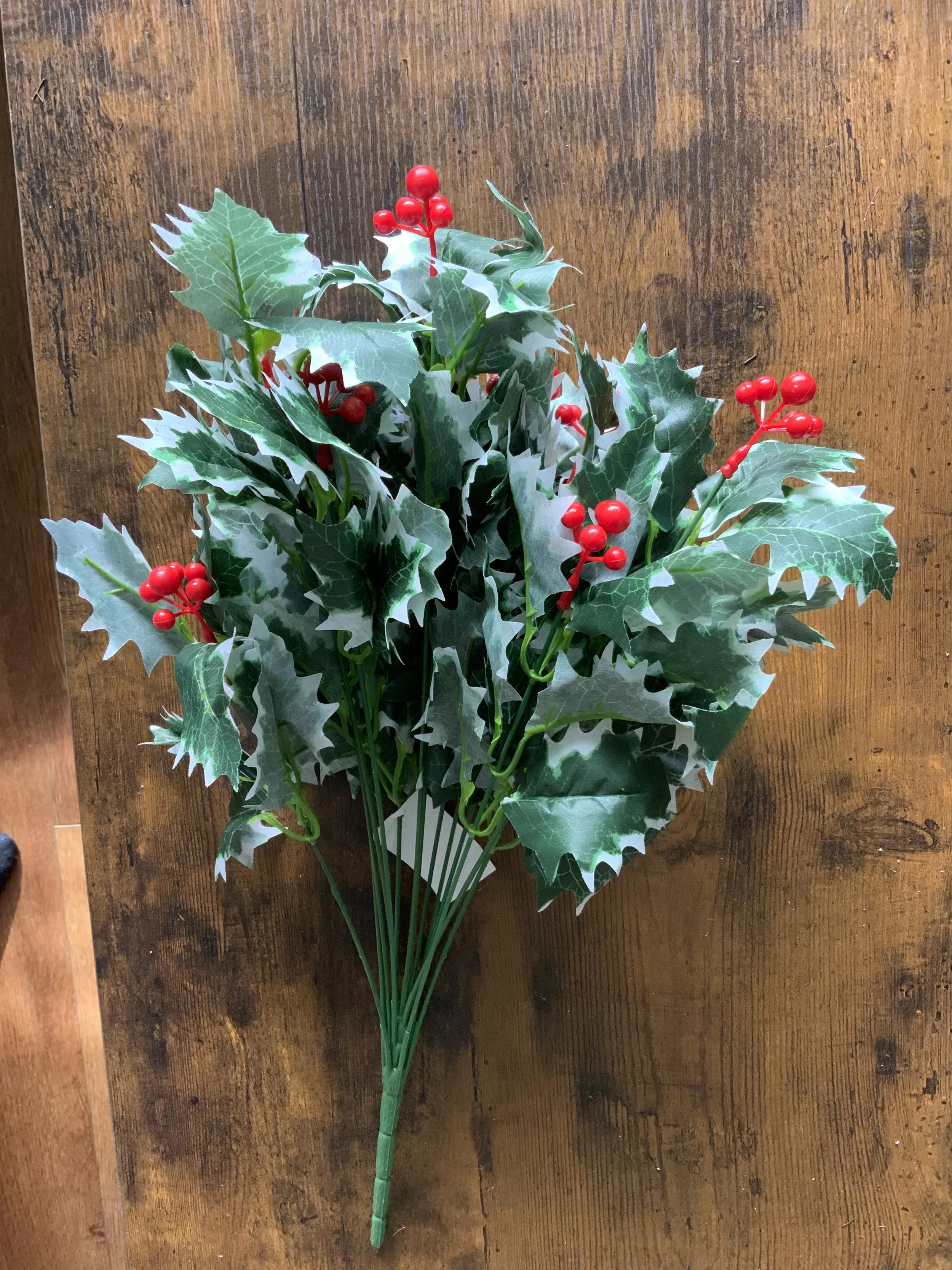 CS12413VAR HOLLY W/RED BERRIES (NO GLITTER)