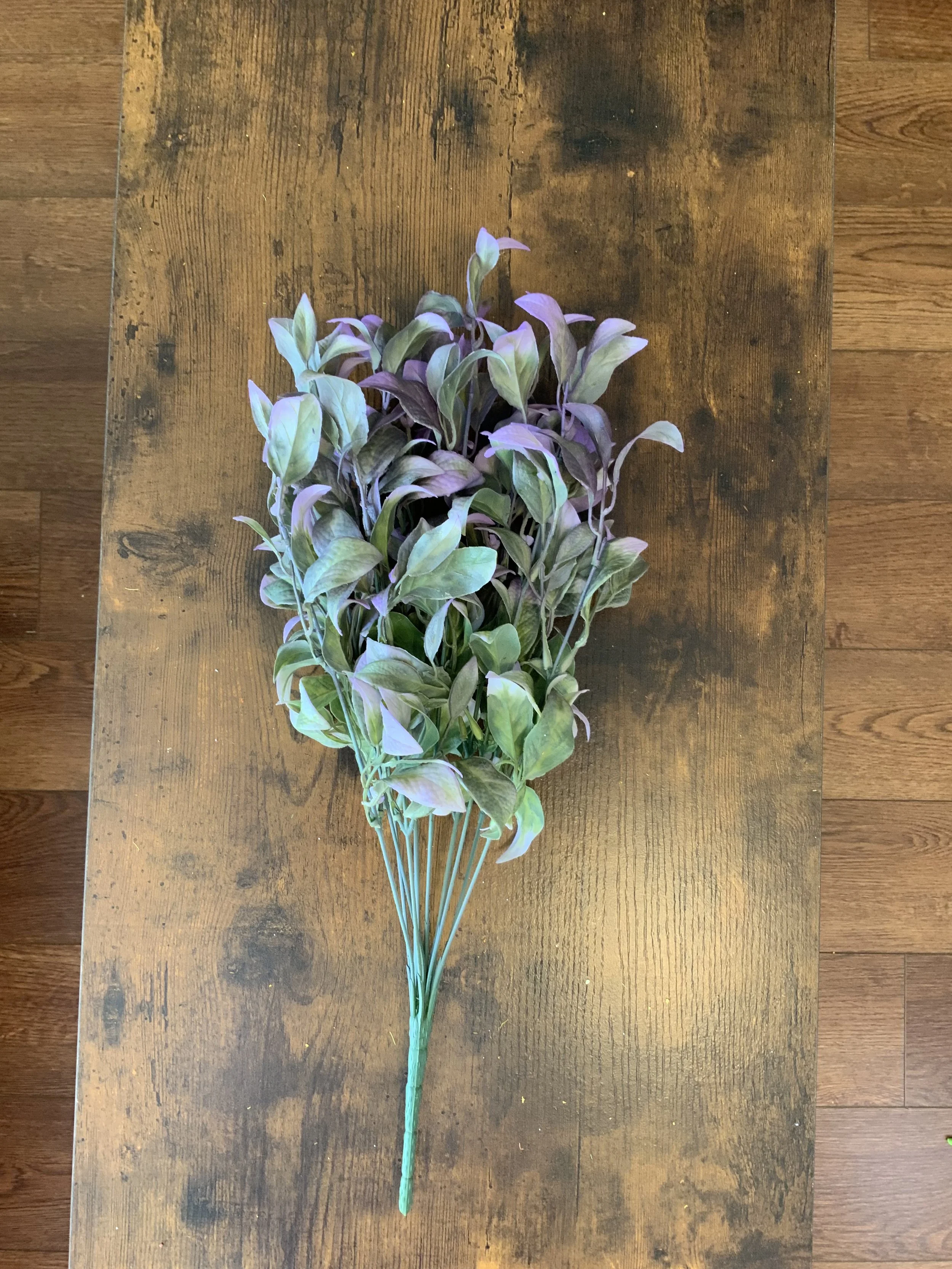 CS14672 PLASTIC POINTED LEAF PURPLE