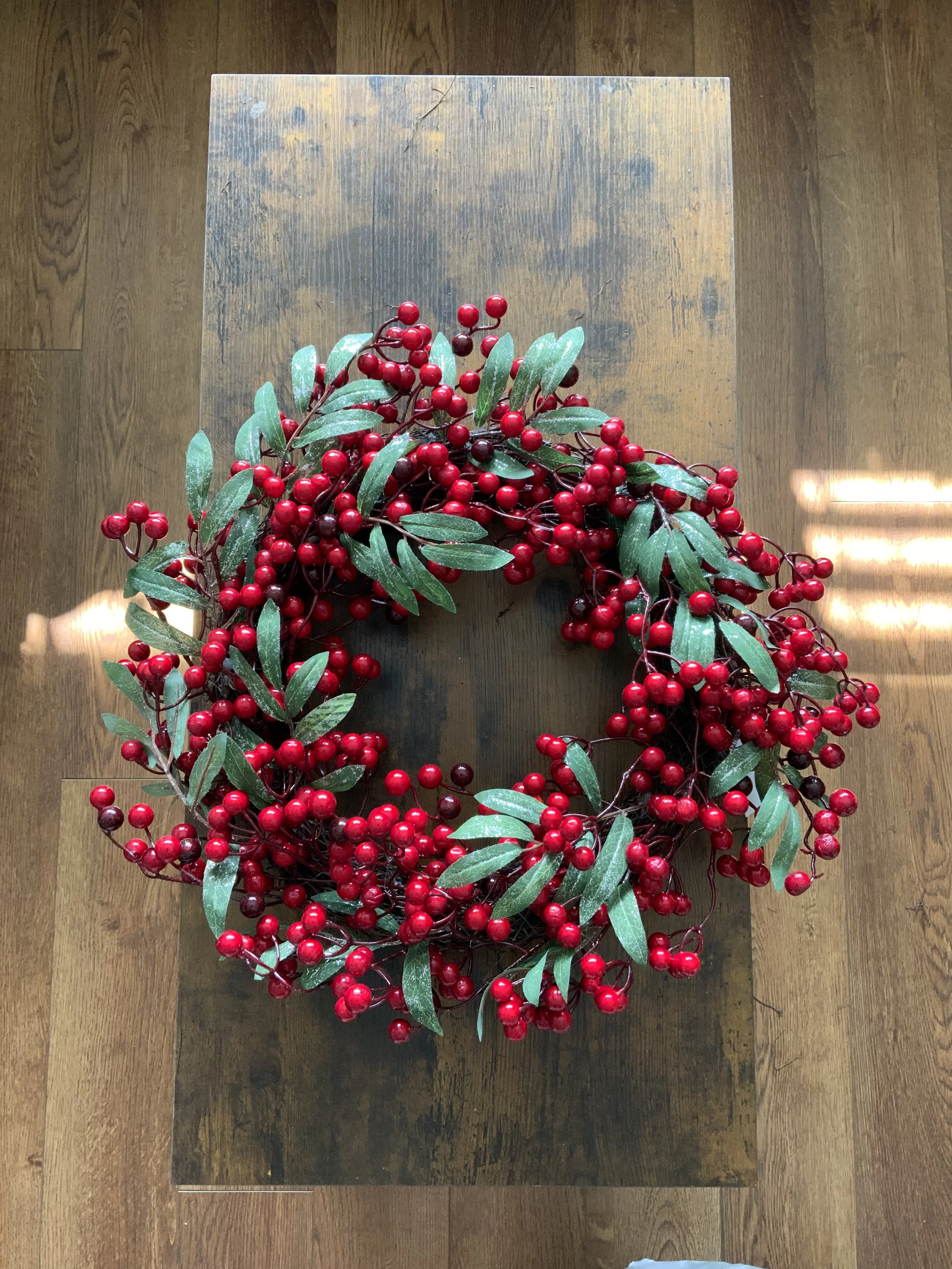 CW26669 RED BERRY WREATH W/ LEAVES