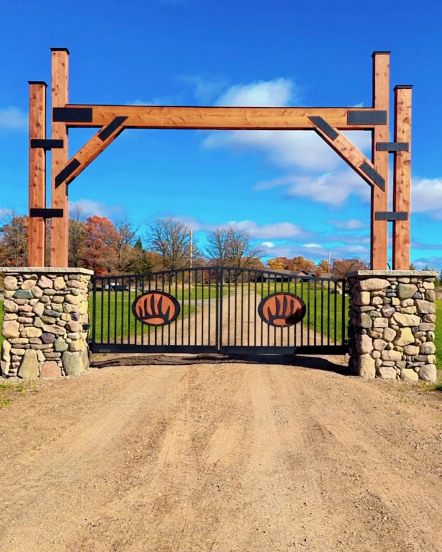 Just wrapped up this custom driveway monument install in Pierz. When design, craftsmanship, and teamwork come together, the results speak for themselves. Proud of how this project turned out!