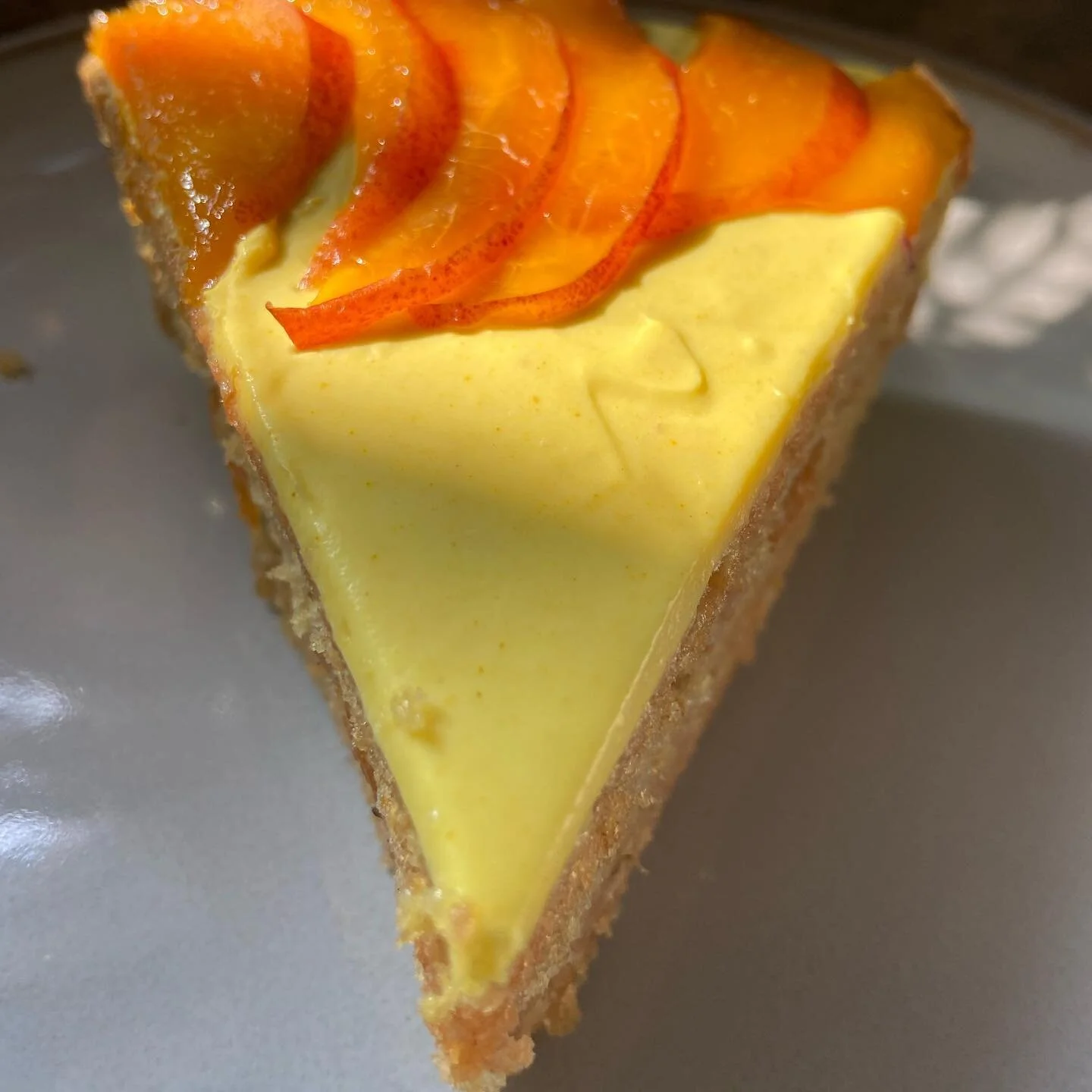 Celebrating the end of stone fruit season with this sourdough peach cake with turmeric cream cheese frosting. Featuring the best turmeric ever from @diasporaco