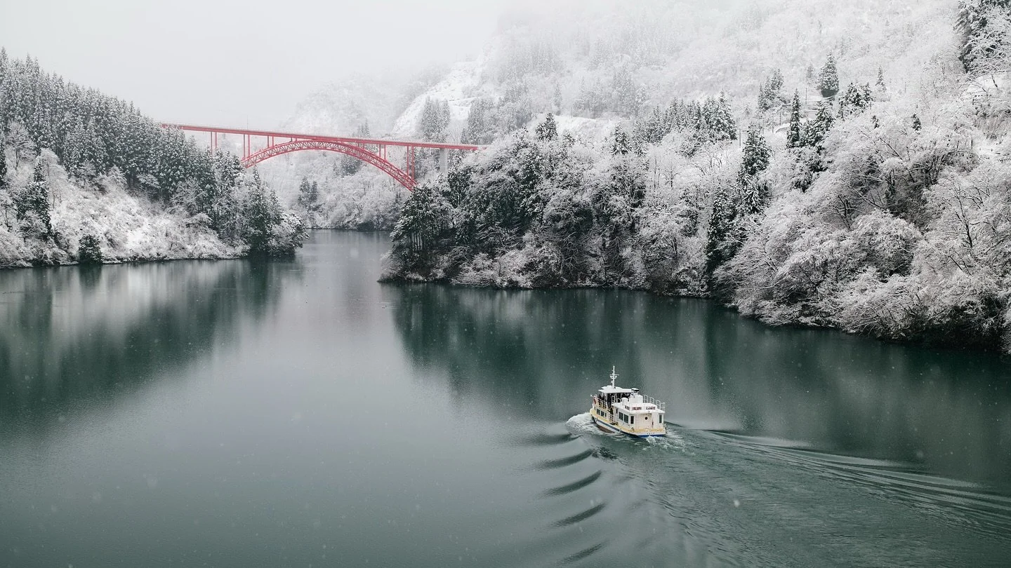 「白霧の峡へ」
Into the Valley of White Mist

冬の庄川峡。強い風雪が過ぎ去った直後、谷間には一瞬の静けさが戻った。
白霧に包まれた上流へ、ゆっくりと進む船の軌跡だけが、水面にかすかな動きを残す。
確かな行き先を示さないこの光景に、私は&ldquo;未知へ向かう時間&rdquo;を感じた。
In winter along the Shōgawa Gorge, a sudden calm arrived just after a heavy snowstorm pas