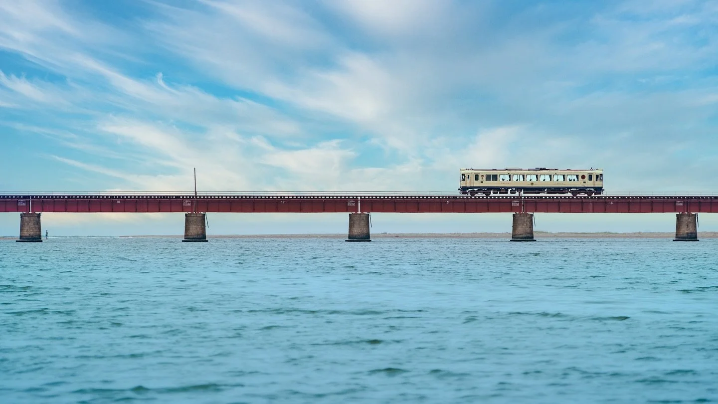 📍 由良川橋梁（京都・宮津市）

夏の風が鉄橋を渡ってゆく。
小さな列車が静かに通り過ぎるたび、
旅は、少しだけ続いていくような気がした。

夏風輕輕掠過鐵橋。
每當列車靜靜駛過，
總覺得旅程，好像又延續了一點點。

📷 Sigma fp &times; Lumix S 70-200mm F4

.
.
.
#由良川橋梁 #丹鉄のある風景 #丹鉄
#鉄道写真 #鉄道風景 #鉄道のある風景
#鉄道風景写真館 #traingallery_ig #train_vision
#日本の風景 #旅の記録