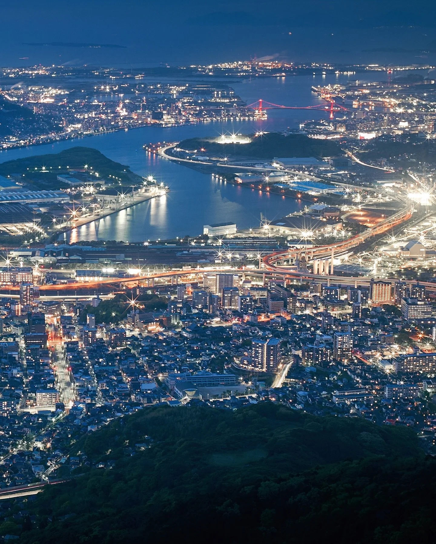 世界の果てにある都市は、
まるで眠りにつくことを忘れたかのように、
今夜も、静かに夢を灯し続けている。

在世界邊緣的這座城市，
宛如忘了如何入眠，今夜也靜靜點亮著夢。

─────
📍 北九州・皿倉山
📷 Leica M10-P &times; Elmarit-M 28mm F2.8
眠らないこの街が、あなたを誘っている──

.
.
.
#皿倉山 #北九州夜景 #眠らない街 #まるで映画の世界
#未来都市 #構図美 #光の記憶 #LeicaM10P #Elmarit28
#visitja