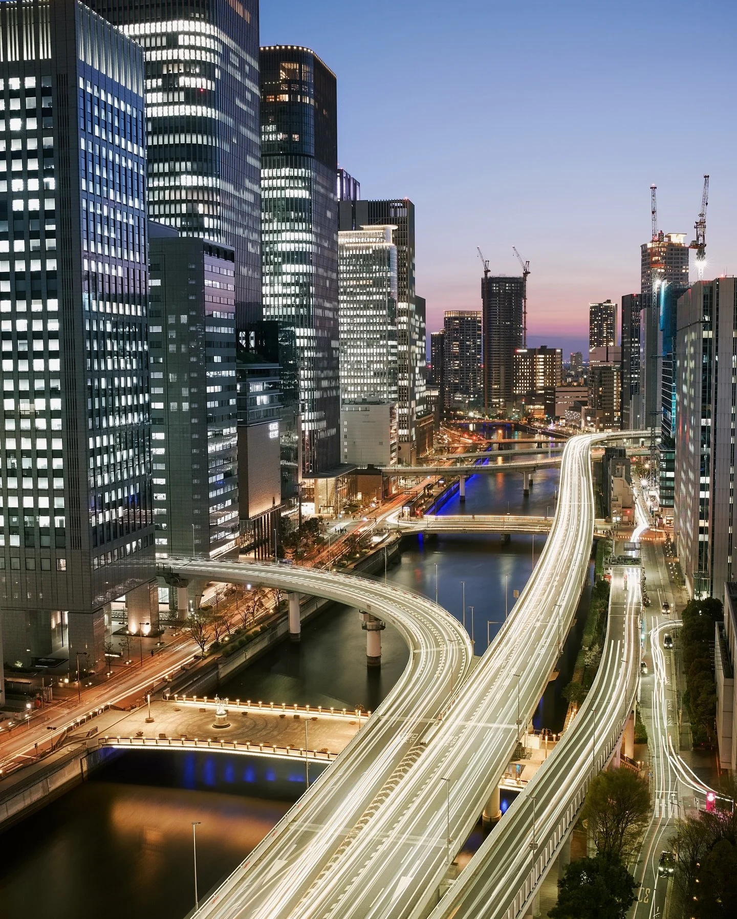 逢魔時。

＿＿＿＿＿＿＿＿＿＿＿＿＿＿＿＿＿＿
🗺️Location : 大阪堂島浜タワー

Photography by @yusheng_hsu
■Camera
　Leica M10-P
■Lens
　Summilux-M 35/1.4A