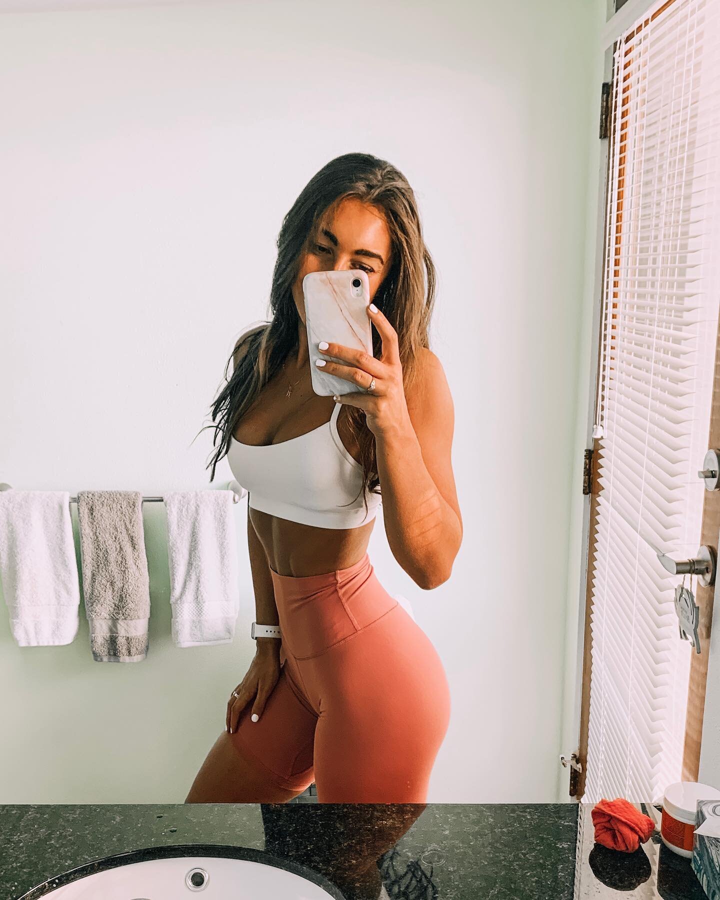 HIIT WITH HAILS 🥳🥳 hey what&rsquo;s up hello friends - back at it again with another EMOM - this is dumbbell only legs &amp; shoulders - I did this on Sunday and absolutely died in 30 minutes! Let&rsquo;s get it 💕💕

.

Method: EMOM. Every min on 