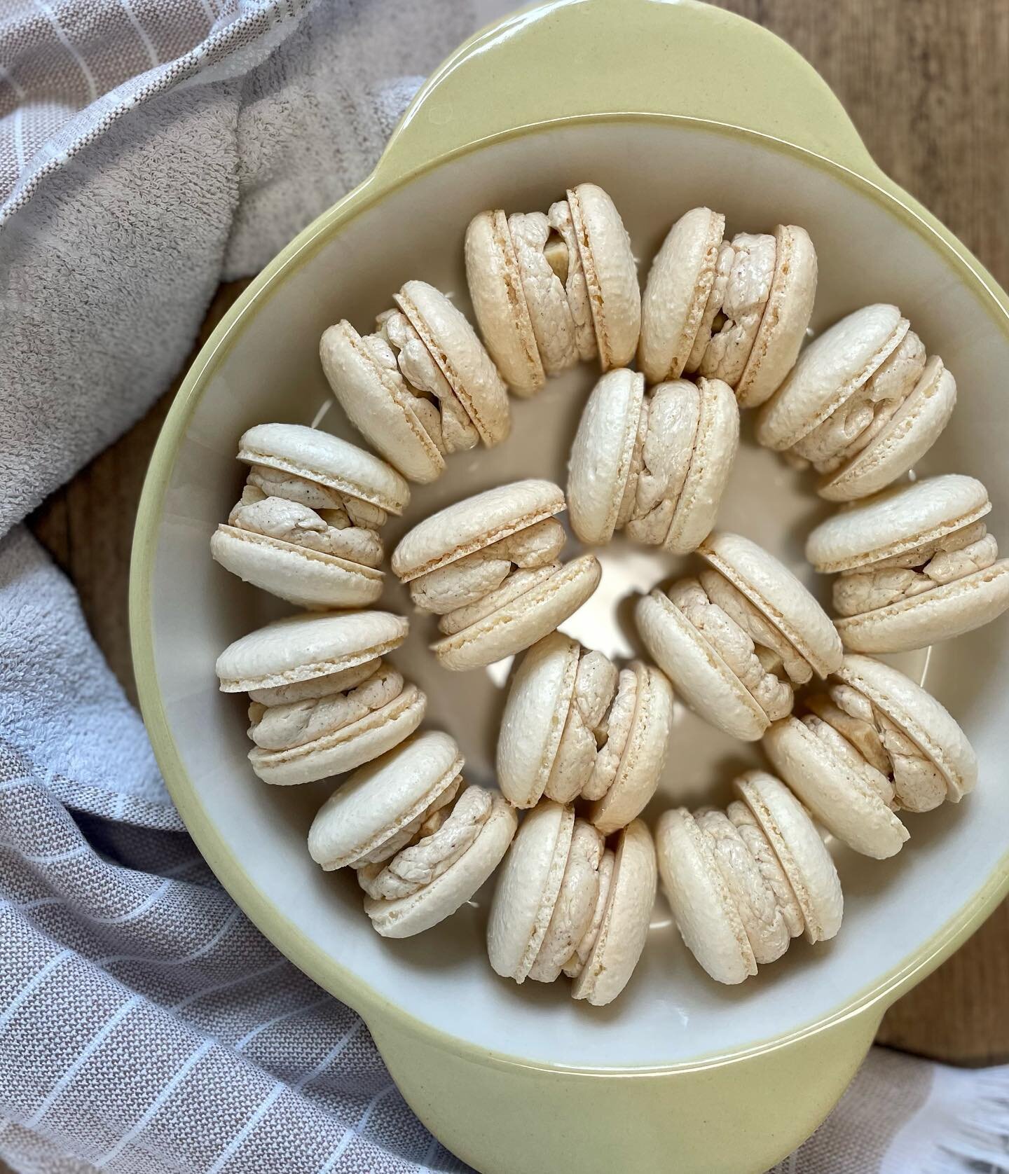 Happy last day of summer everyone! The Thanksgiving box is now live for preorder on the site! Featuring a revamped Apple Pie, Apricot Brie, and Vanilla Bean flavours, these macarons will be a hit at your Thanksgiving gathering with family and friends