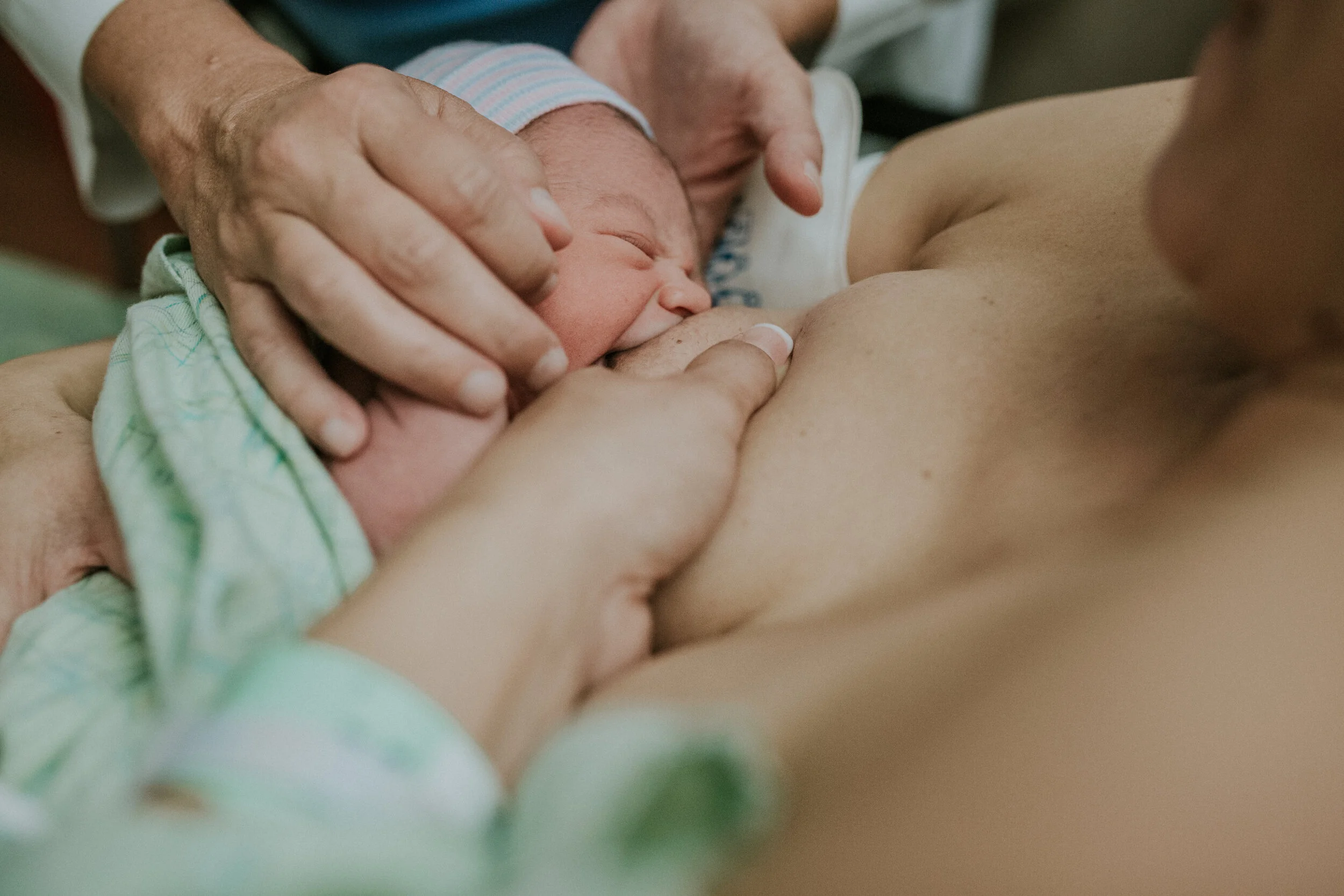 first-time-breast-feeding_t20_3JzmNR.jpg