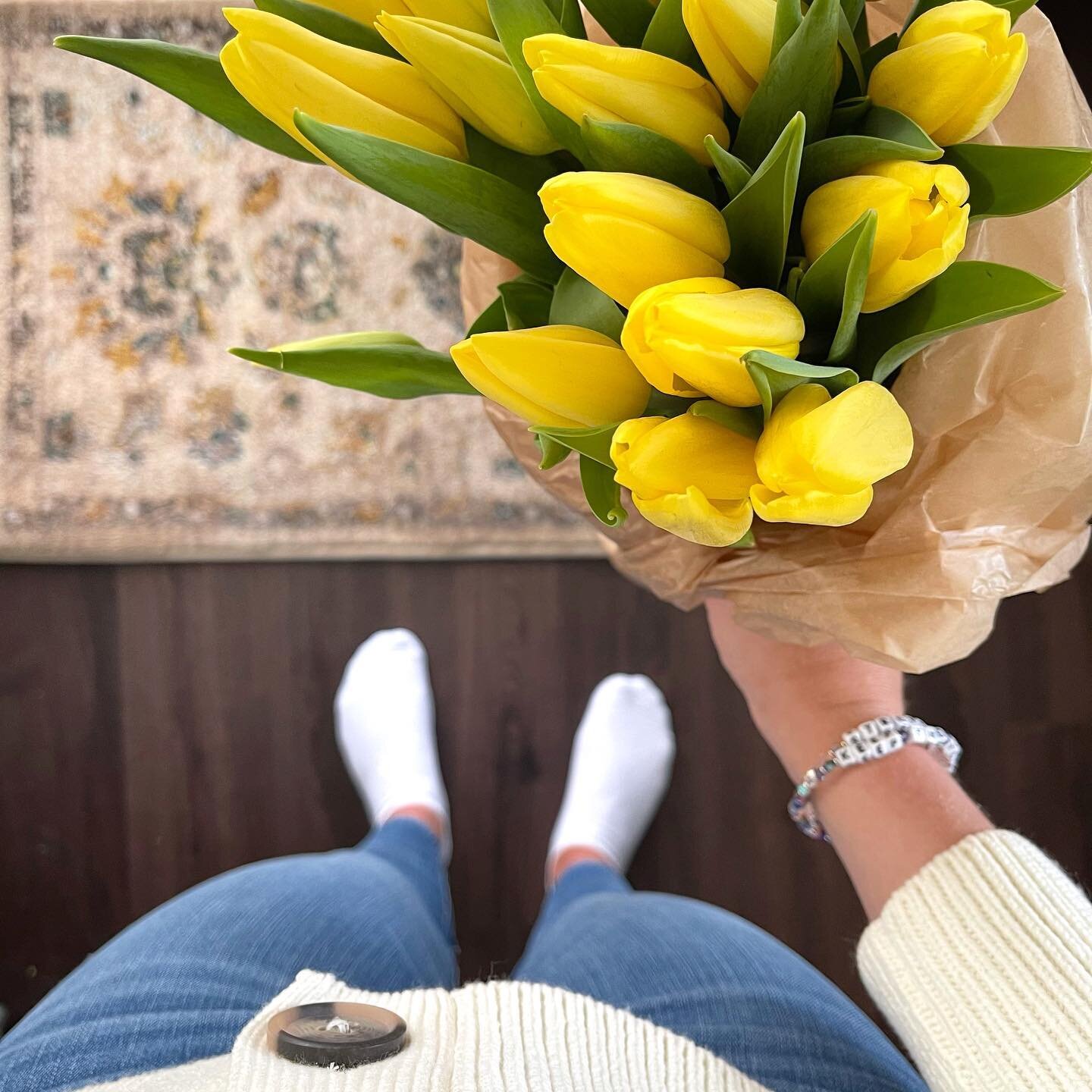 Hi friends, I hope your Saturday is as bright and happy as these fresh tulips 💛