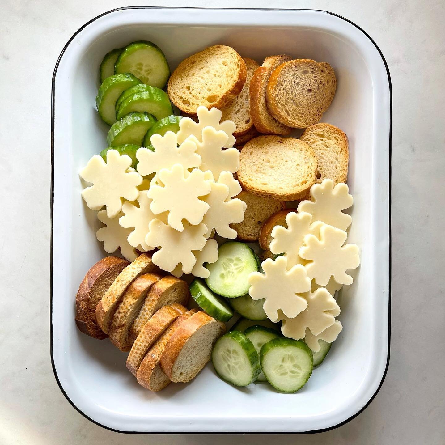 Happy St. Patrick&rsquo;s Day! Here&rsquo;s to shamrock snacks and all the festive fun! Put together a simple but festive tray together. More details on the blog (link in my bio)☘️