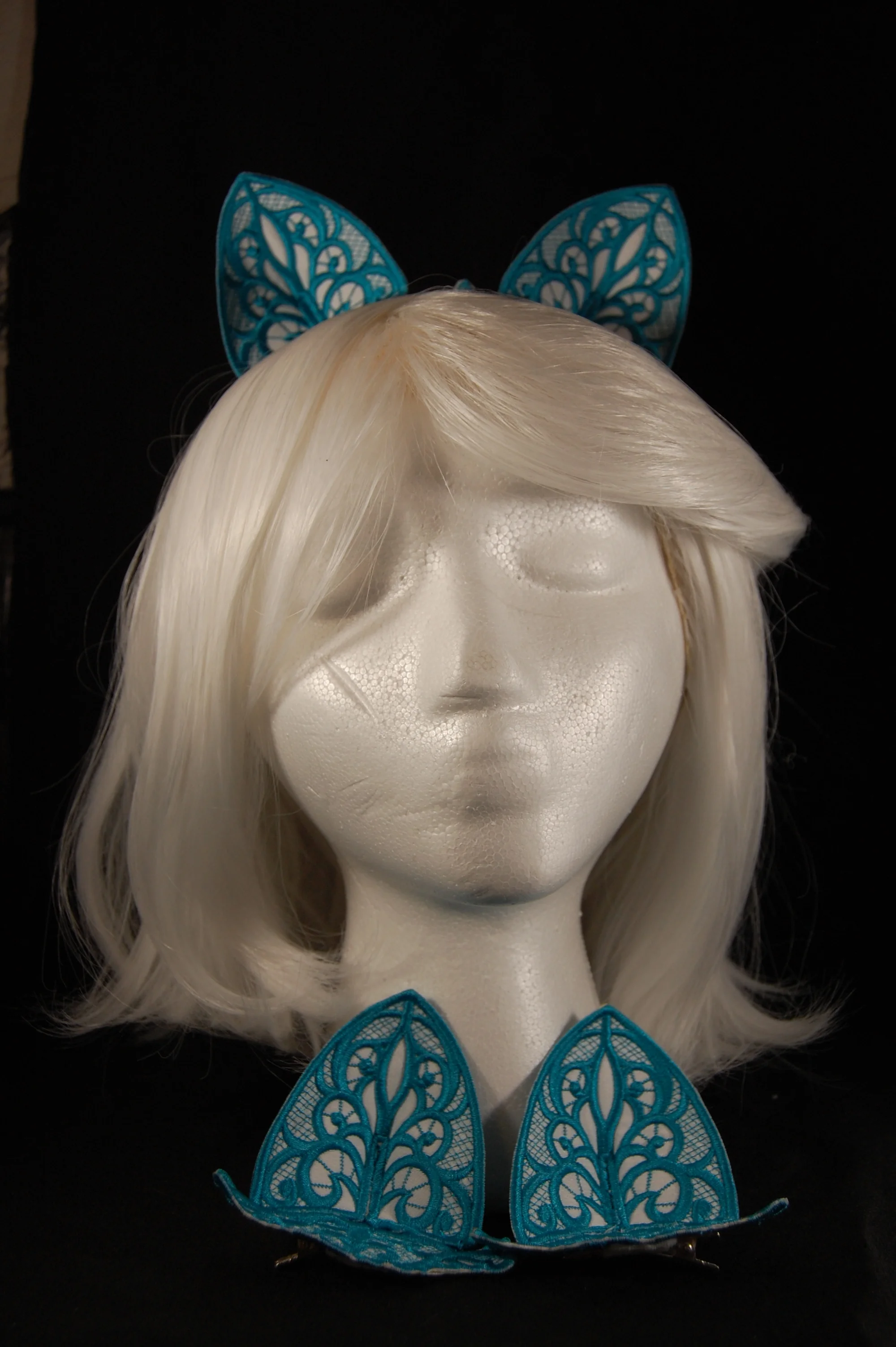Lace Ears - Teal Thread on White Fabric