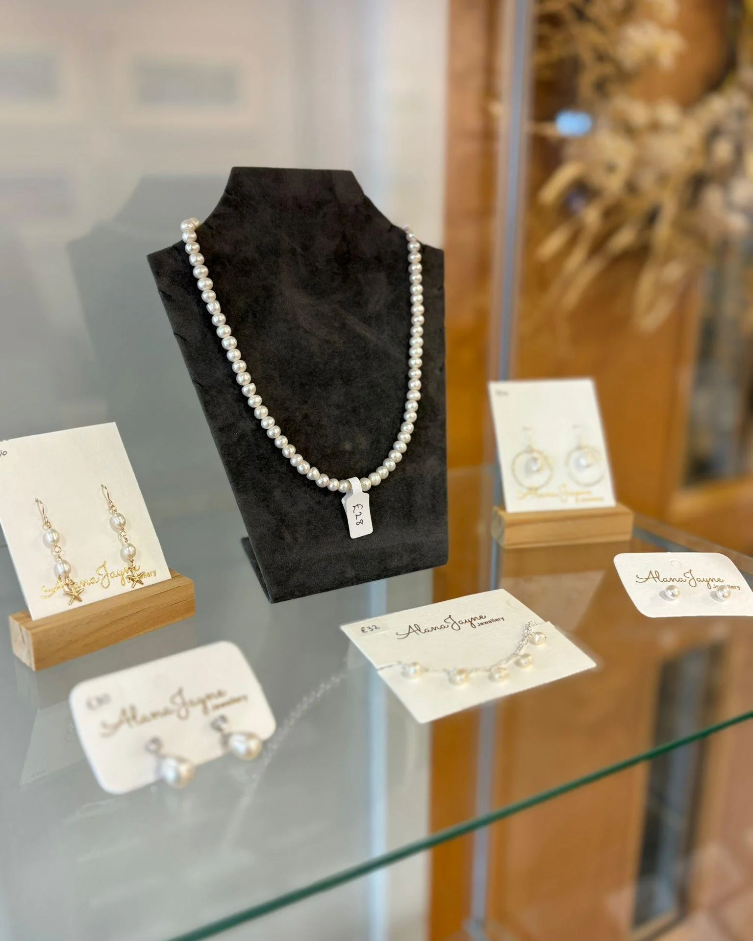 ✨ New Artist Alert &ndash; AlanaJayne Jewellery ✨

We&rsquo;re thrilled to introduce @alanajaynejewellery to Gallery Art + Coffee!

What began as a quiet lockdown hobby has blossomed into a celebrated small business. Using genuine freshwater pearls, 