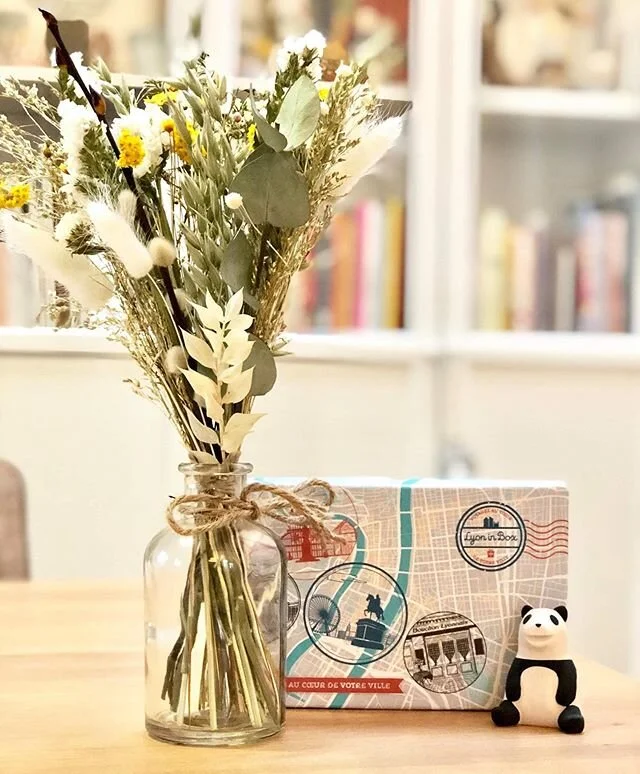 Voyager dans ta ville n&rsquo;aura jamais &eacute;t&eacute; aussi fun gr&acirc;ce &agrave; notre box mensuelle ! 1, 3, 6, 12 mois ou pour toute la vie, choisis ton abonnement solo ou duo en un click sur notre e-boutique ! 
Suis nos aventures et partage tes d&eacute;couvertes avec les hashtags #lyoninbox #lyoninboxlover 💌

J&rsquo;aime ma Box, je suis un Liber*
* Lyon in Box lover

Photo @agencecalissi 💕
#lyon #lyontourisme #lyonmaville #lyoncity #lyonnais #blogolyon #lyonphoto #lyontravel #lyonfrance #onlylyon #igerslyon