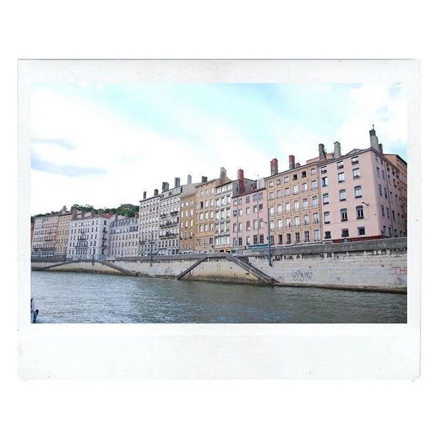 Petite balade sur les quais de #lyon pour finir le week-end agr&eacute;ablement☀️ Et toi, quel &eacute;tait ton programme du dimanche ? 
Suis nos aventures et partage tes d&eacute;couvertes avec les hashtags #lyoninbox #lyoninboxlover 💌

J&rsquo;aime ma Box, je suis un Liber *
* Lyon in Box lover