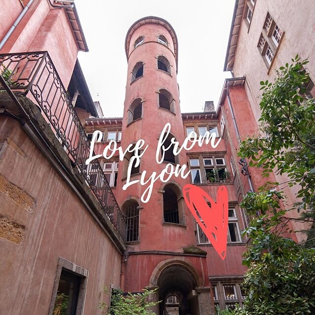 De l&rsquo;amour dans les rues de Lyon ! Pour la Saint-Valentin ❤️ nous proposons aux amoureux Lyonnais -5&euro; sur les Box Duo D&eacute;couverte avec le code promo LOVE-LIB. As-toi de choisir ton abonnement &agrave; partager &agrave; deux. 1, 3, 6 ou 12 mois nous t&rsquo;offrons des invitations pour des d&eacute;gustations, des places de spectacles et des lieux insolites &agrave; voir. Tous les mois, nous t&rsquo;emmenons &agrave; des adresses surprises ! 💌