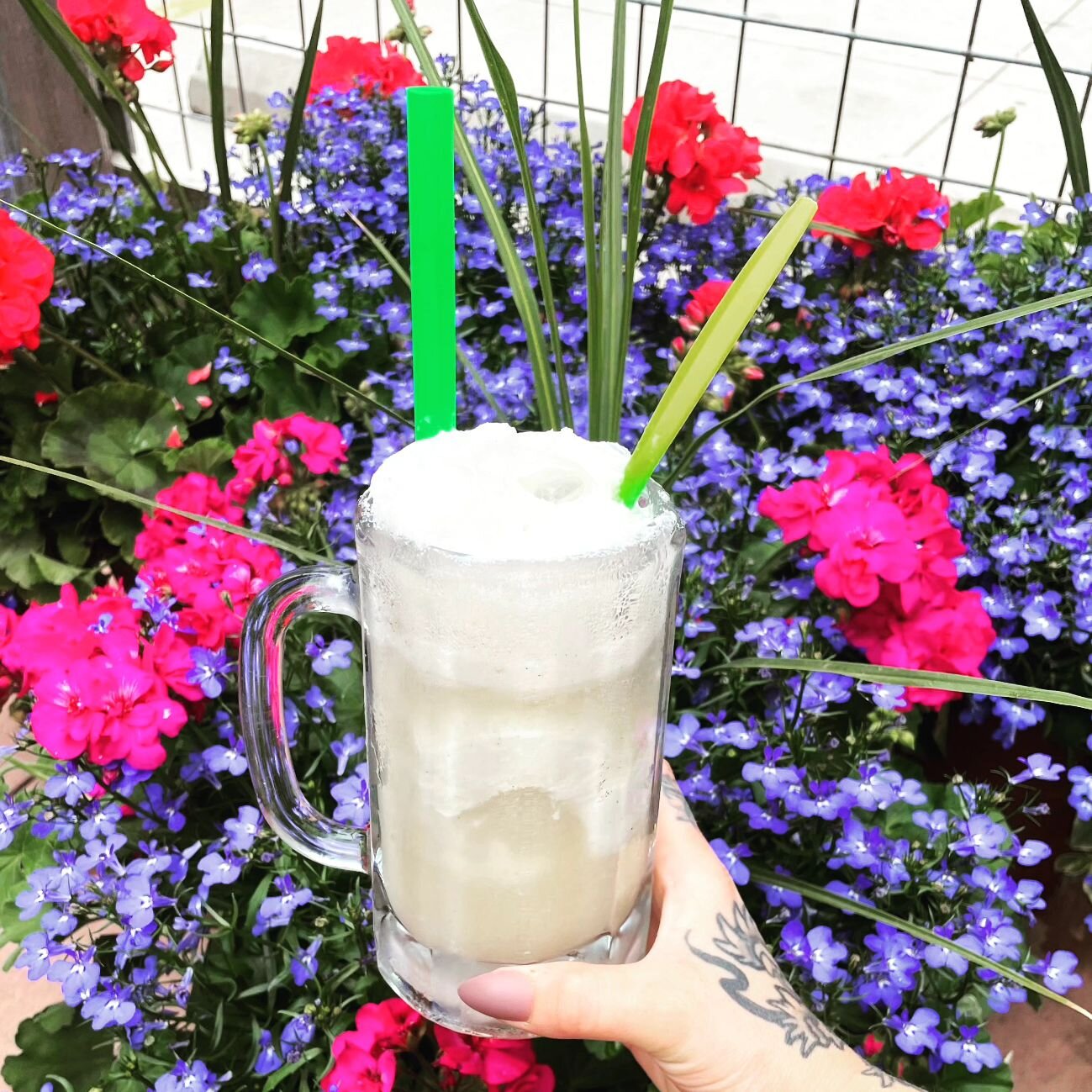 Happy Monday yall!
🍦🌺🍦🌺🍦🌺🍦
Float of the week is our house made vanilla, bourbon &amp; bacon ice cream, cedar ridge bourbon, vanilla ice cream and cream soda 😋 

#lpsf #patioparty #boozyfloat