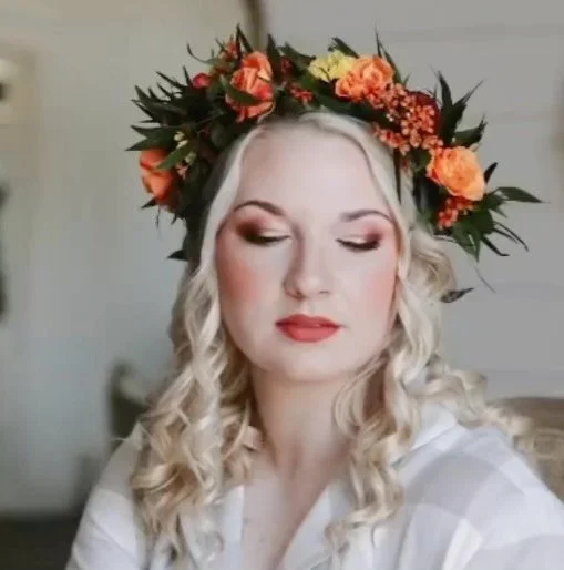 Happy November 1st 🍂🍁 Still obsessed with our bride Baylee&rsquo;s glam from her October wedding!

PC📸: @hamptonmorrowphotography @wonderlightfilms 
Hair &amp; makeup: @prettyonpremises 
Venue: @thefrenchfarmhousevenue 
Florals: @thegrandpoppy 
Pl