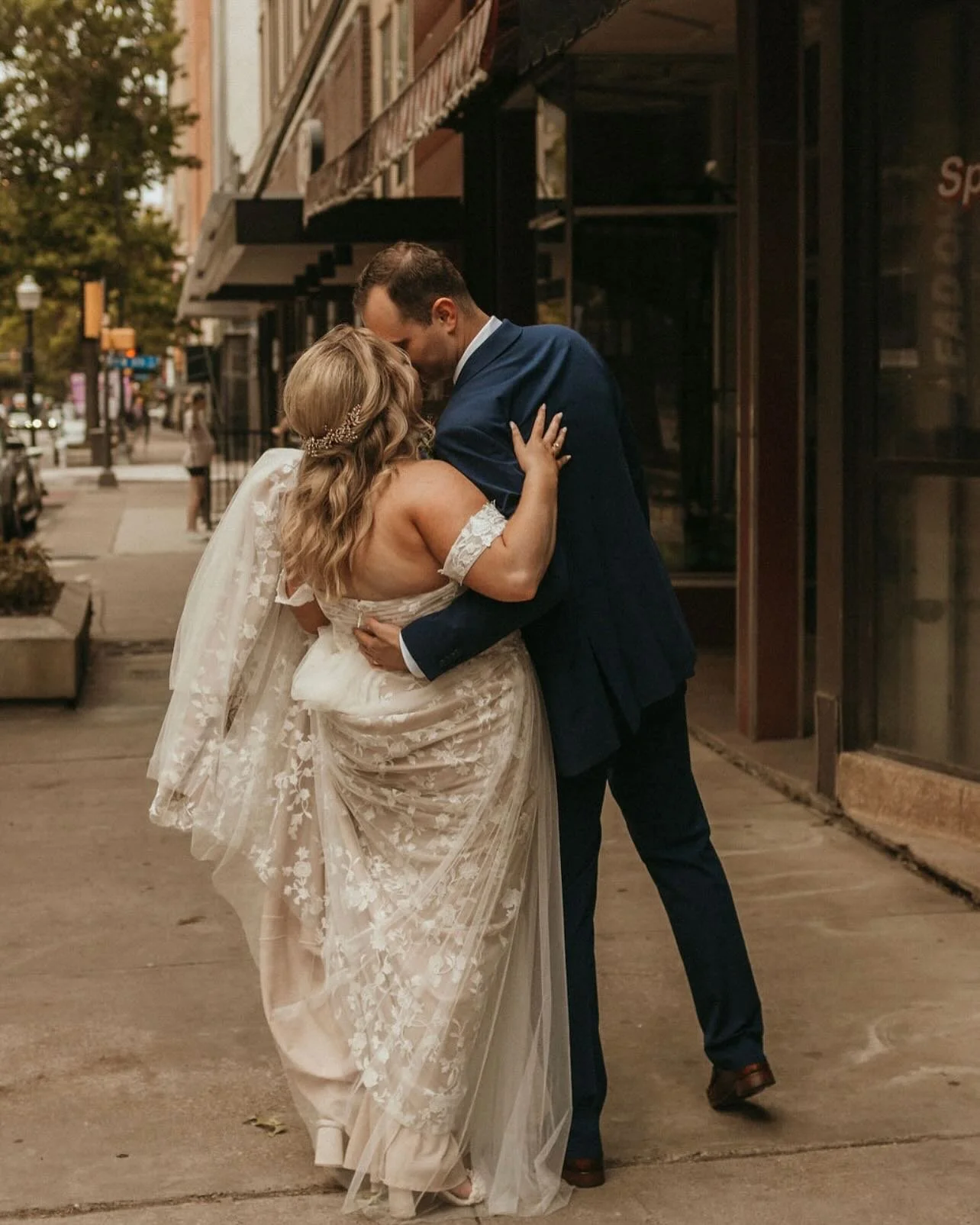 Dreamy city photos of our bride Kaylyn 🤍

PC📸: @saltandlight_collective_ 
Beauty: @prettyonpremises 
Venue: @thecenturyhall 
Planner: @edfordfarmhouse 
Florals: @memoriesboundfloral 
&bull;
#bridalmakeupartist #softglam #makeupinspiration #weddingh