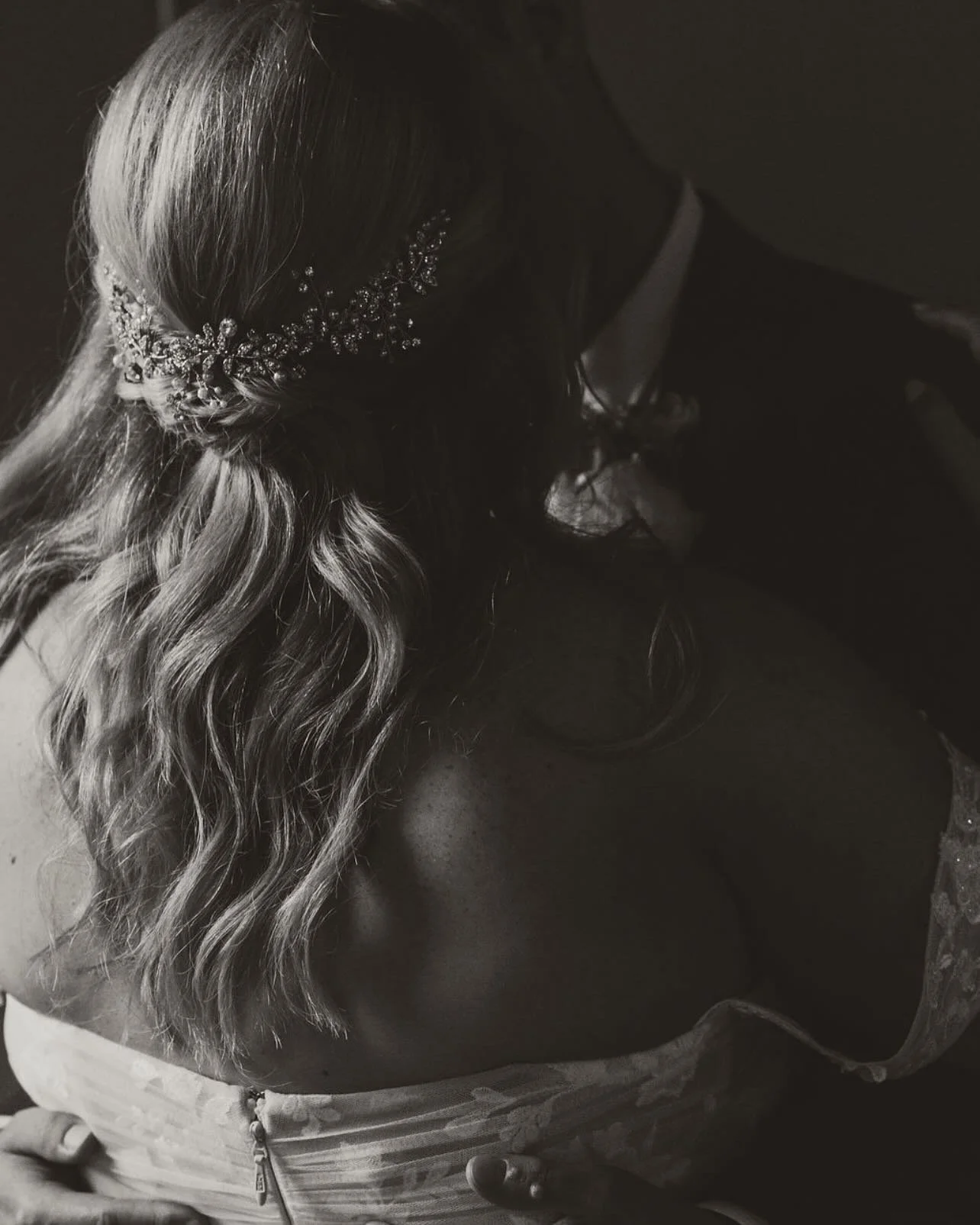 Our bride Kaylyn giving all the glam vibes for her wedding day look ✨🤍

PC📸: @saltandlight_collective_ 
Beauty: @prettyonpremises 
Venue: @thecenturyhall 
Planner: @edfordfarmhouse 
Florals: @memoriesboundfloral 
&bull;
#bridalmakeupartist #softgla