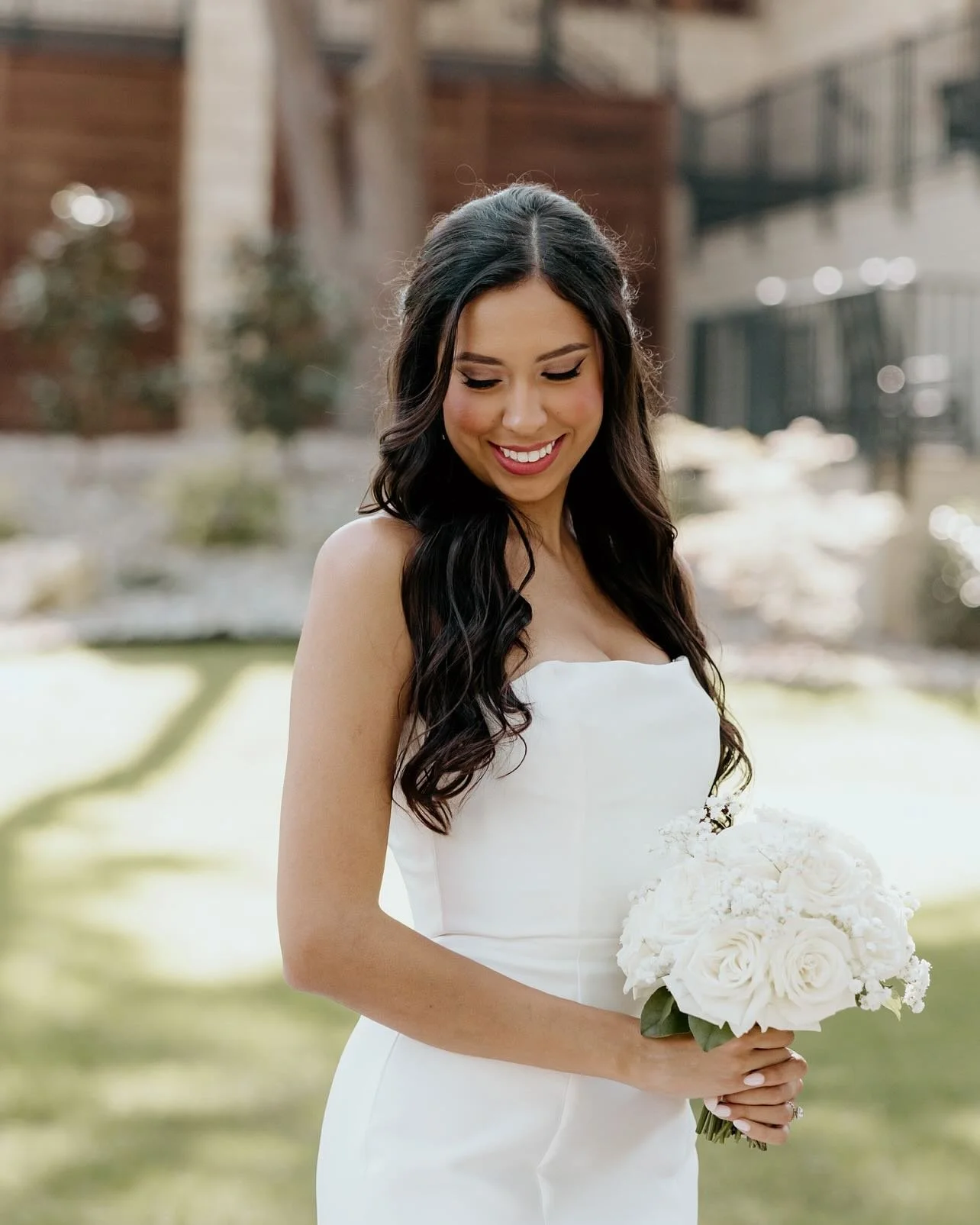 Our bride Rachel glowing inside out and looking absolutely unreal! 🤍✨

PC📸: @h_nphotos 
Hair &amp; makeup: @prettyonpremises 
Venue: @thegolfclubfossilcreek_events 
Florals: @andysfloralevents 
&bull;
#bridalglam #makeupinspiration #weddingmakeup #
