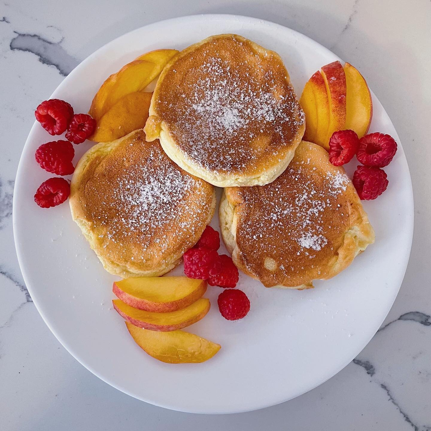Fluffy souffl&eacute; pancakes on a Sunday 🥞☺️