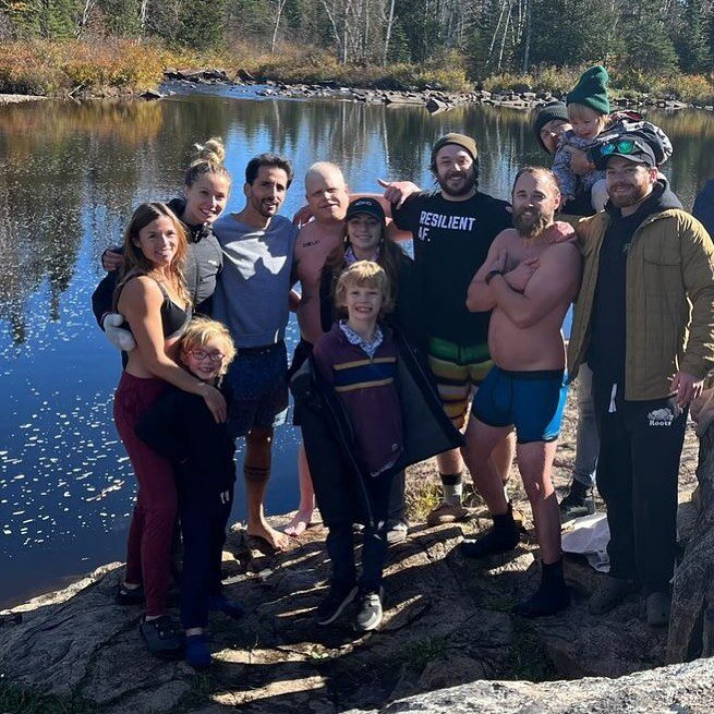 Sunday afternoon dunk in the river with the @thunder_bay_cold_plunge crew 🧊 

This was the first dunk of the season for me, and man were the nerves real! 

Despite sticking to a frequent daily cold shower routine, I was surprised at how loud my body