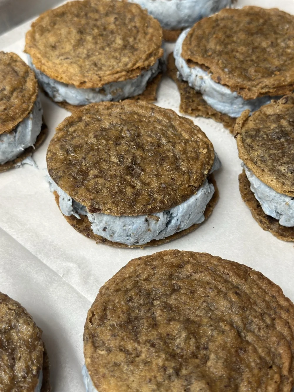 Vanilla gelato sandwich with thin chocolate chip cookies