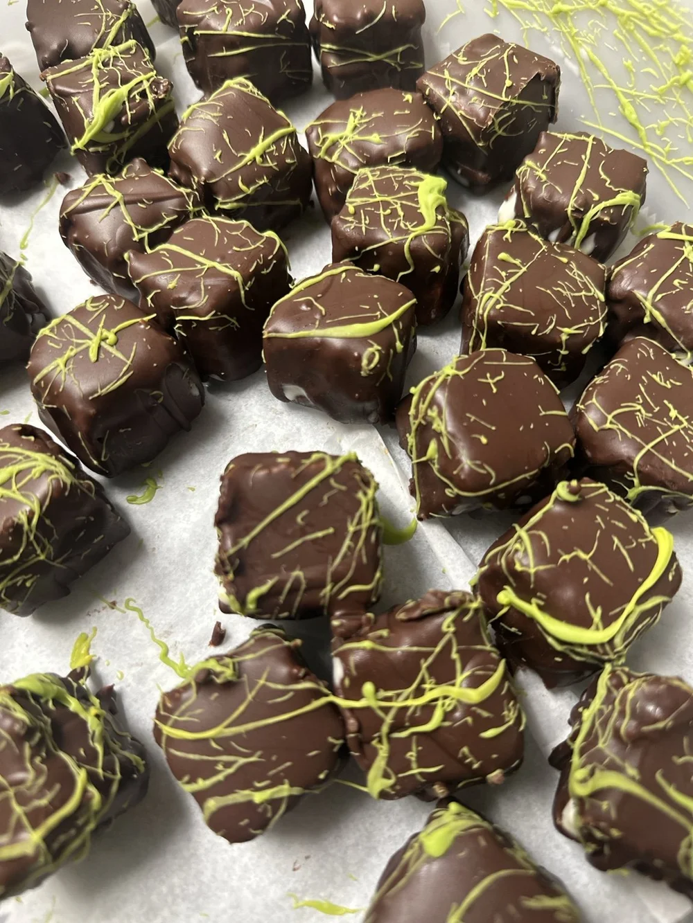 Dubai chocolate gelato bites with pistachio crunch and chocolate shell