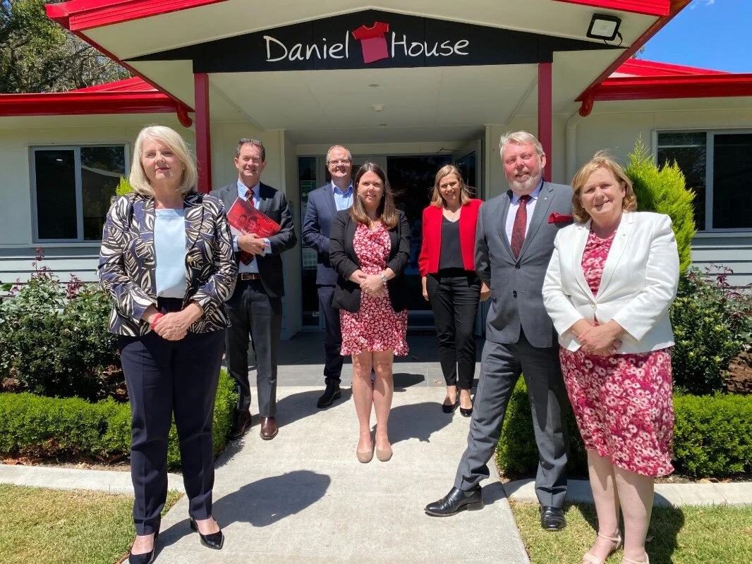From left, Karen Andrews MP, Andrew Wallace, Ted O’brien Bruce and Denise Morcombe and staff at the Palmwoods Headquarters.