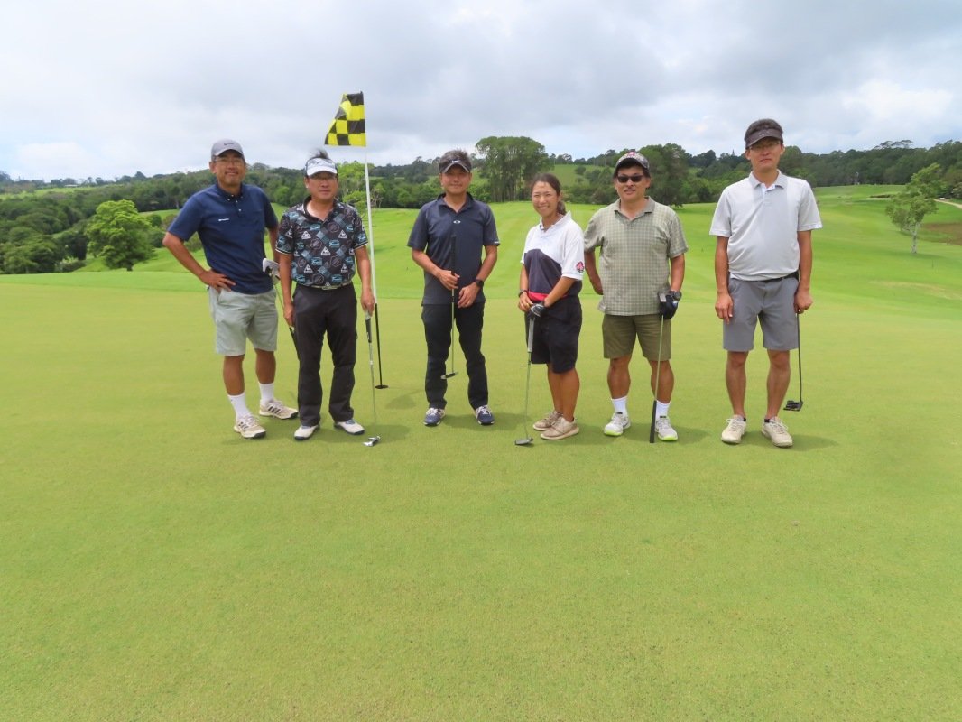 Stranded tourists enjoy a Christmas round at Maleny Golf Club 
