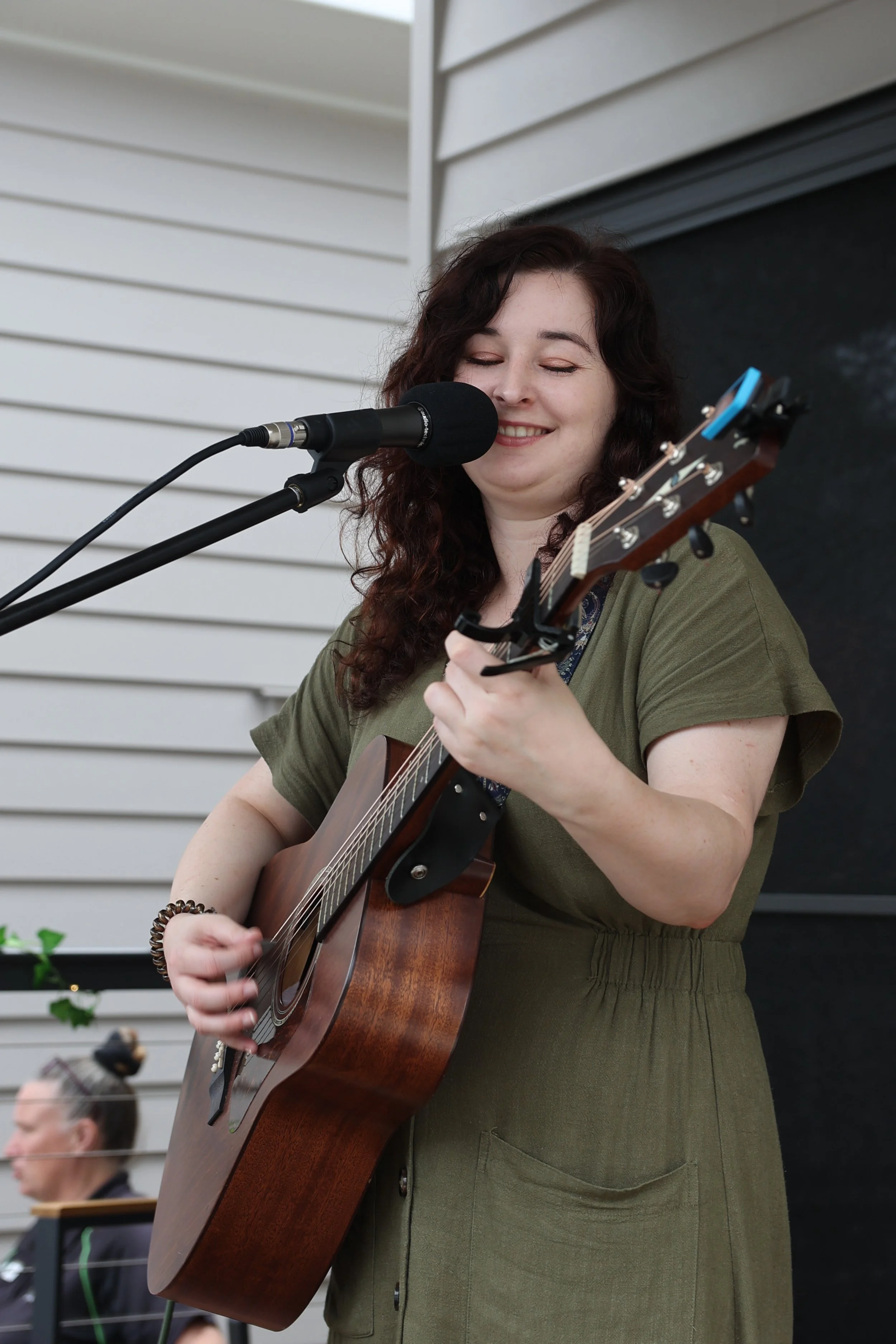  Darcy Collier entertains the crowd. 