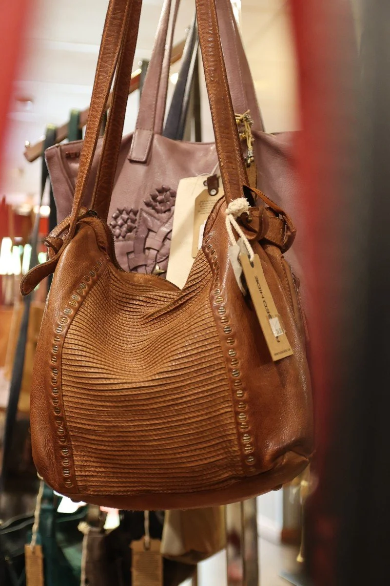 adv almari leather 00002.jpg