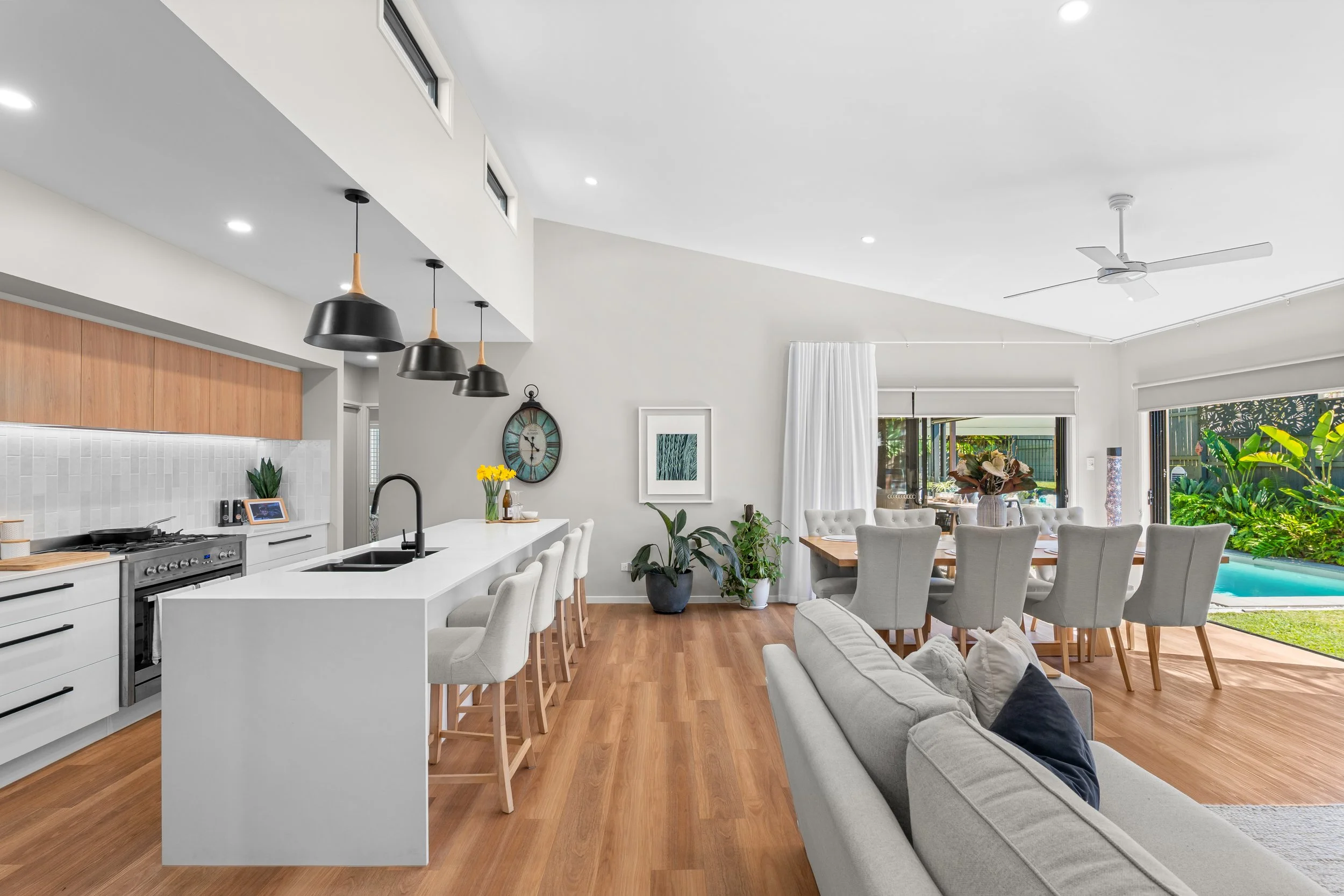 Entertainer’s dream, sparkling pool, side access, solar and more