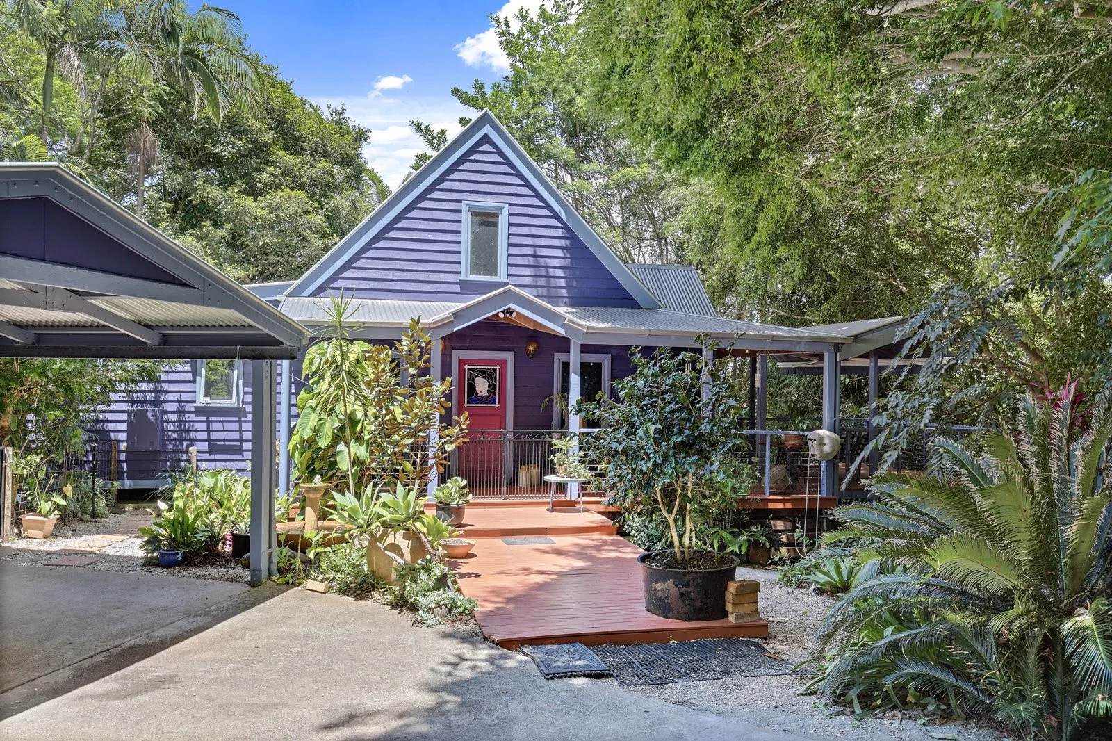 Eclectic artist’s cottage in Flaxton