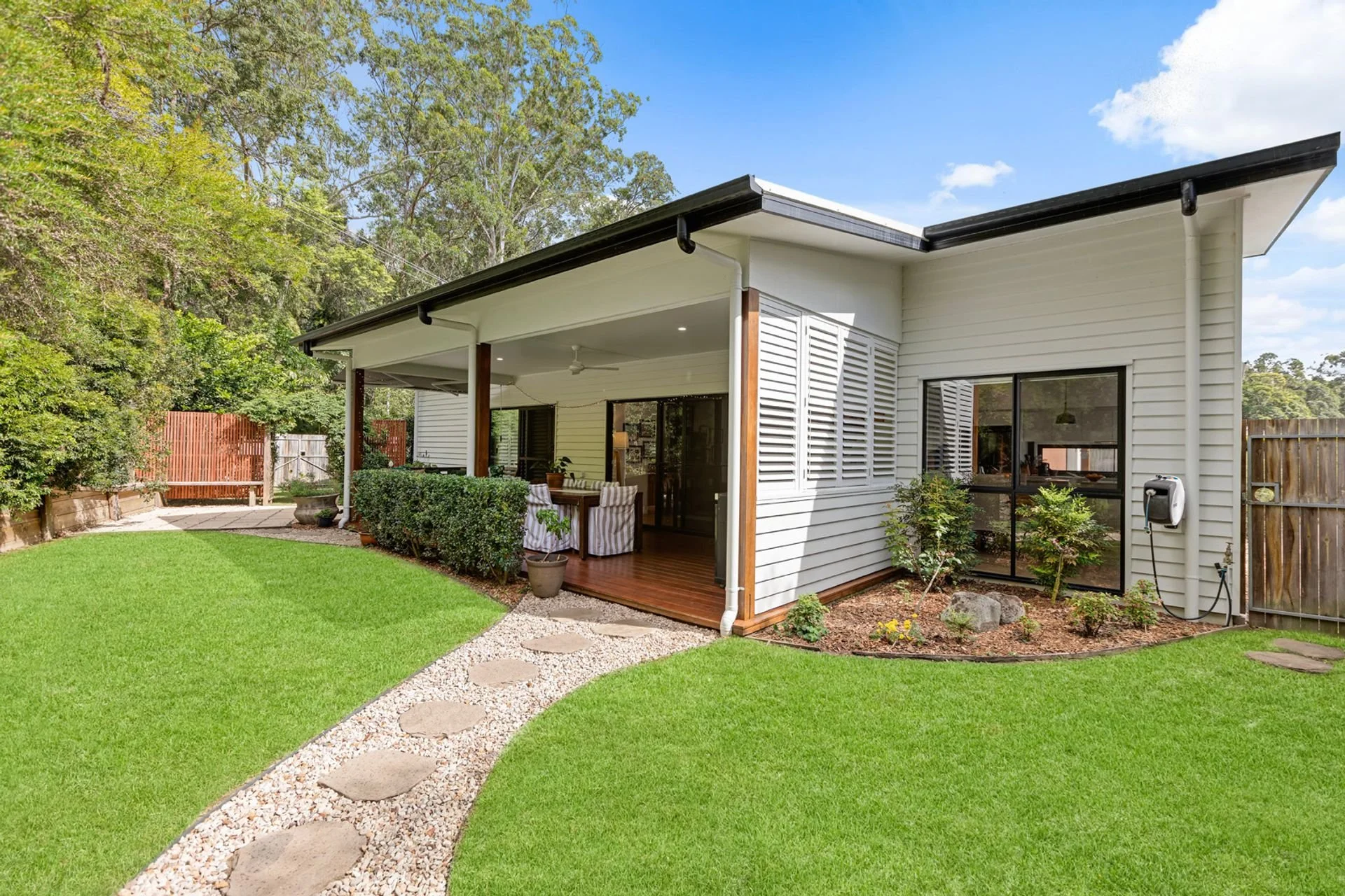 Modern elegance, perfect presentation in leafy Palmwoods setting