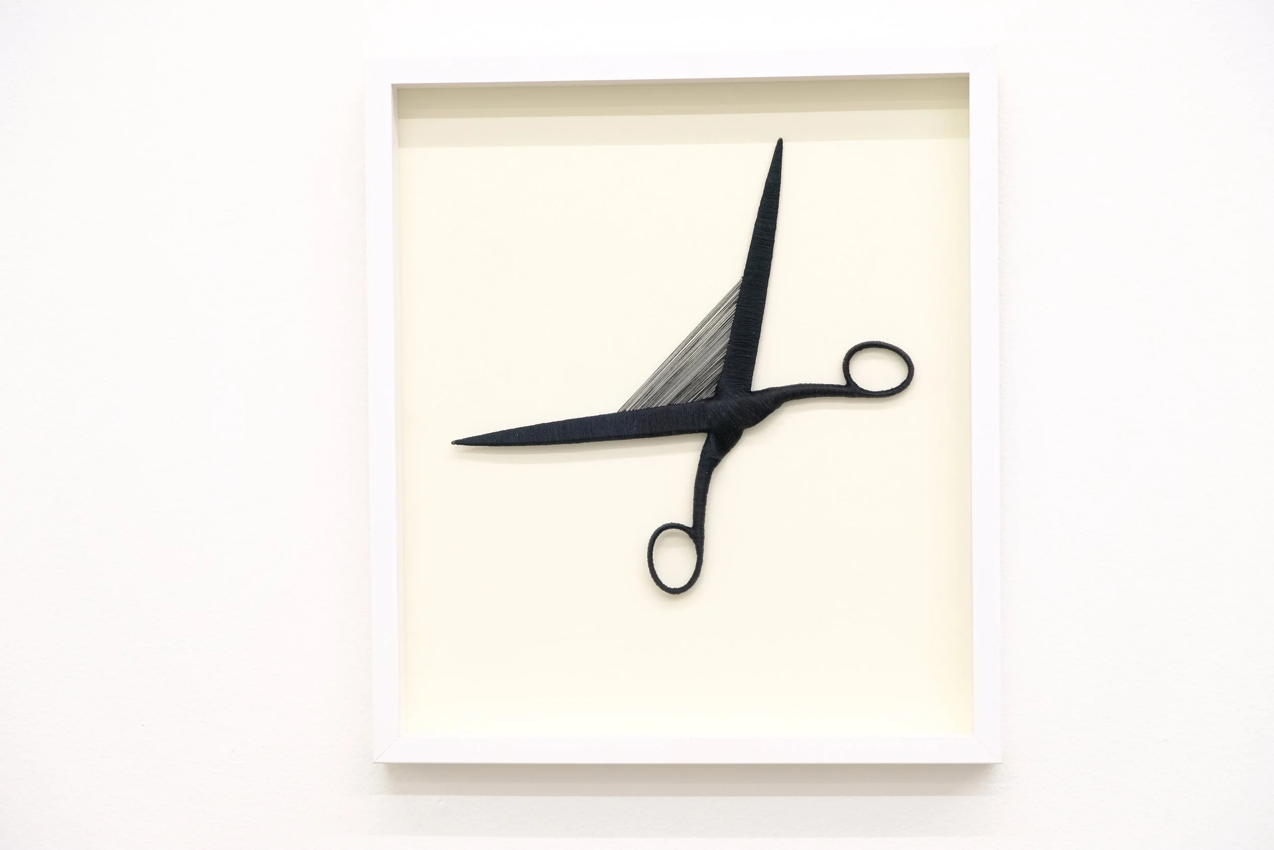 hello object 37x30cm scissor wrapped in silk thread