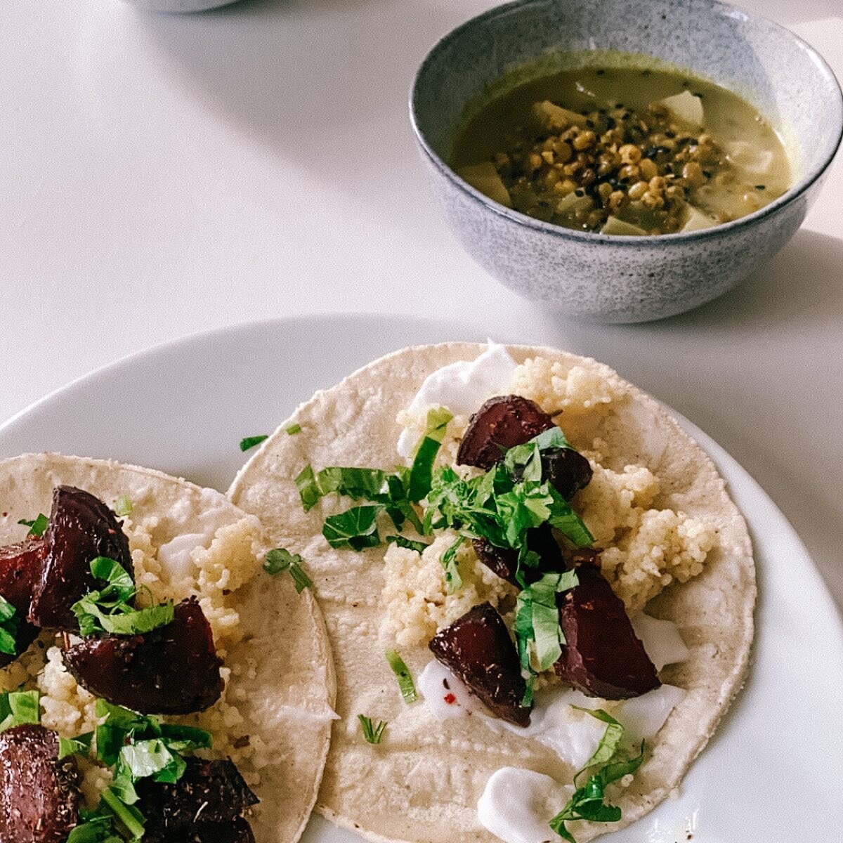 Missing M&eacute;xico &amp; my family there big time&hellip; so I whipped some Ayurvedic tortillas while co-working. 🌮 

Corn tortilla with vegan creme cheese, spiced millet, oven-roasted beetroot with herbs, parsley &amp; fennel with whole mung bea