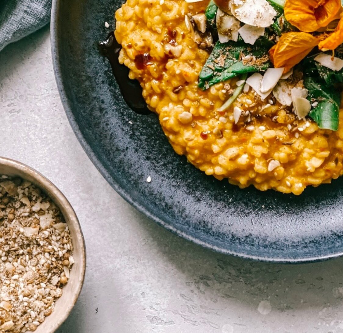 Pumpkin risotto with hazelnut dukkah 🧡

So simple, so satisfying.

#postpartumcuisine#ayurvedicfood#vatafood#ayurvedafood#wochenbett#wochenbettk&uuml;che