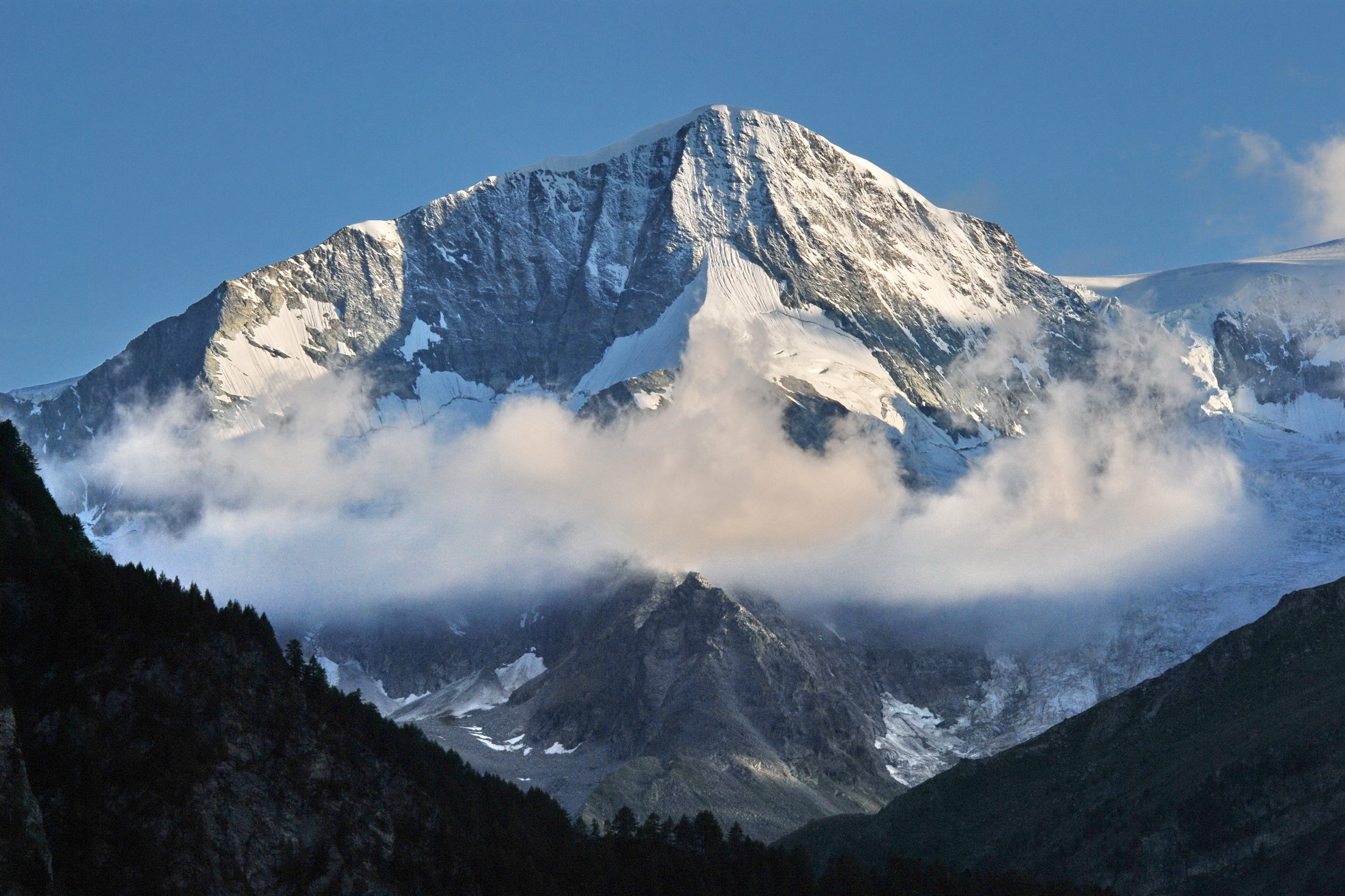 Pigne_d´Arolla_in_the_eveningsun_from_Forclaz_with_nice_clouds_and_fresh_snow_-_panoramio.jpg