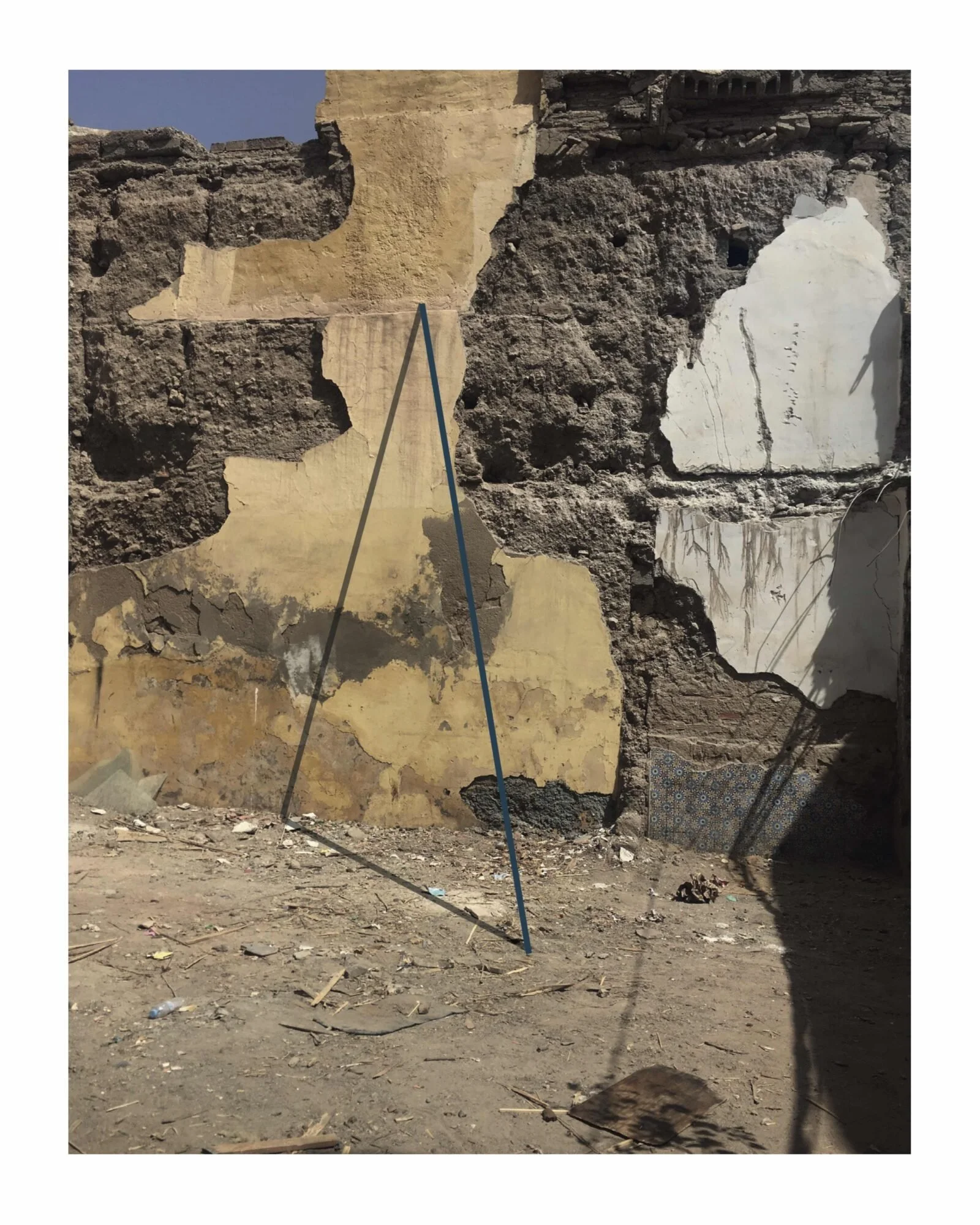 8-Delphine-Valli-Project-for-wall-drawing-shadow-light-removable-material-element-_-Progetto-per-disegno-murale-ombre-luce-elemento-materiale-rimovible-Marrakech-2022-1600x2000.jpg