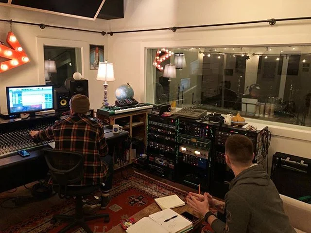 Crafting the next @benjamincharles6 single this week. Worked with @jbrandonowens &amp; @agreermusic to nail down some GORGEOUS piano. Stay tuned for more.
.
.
.
#producer #benjamincharles #piano #popproducer #studio