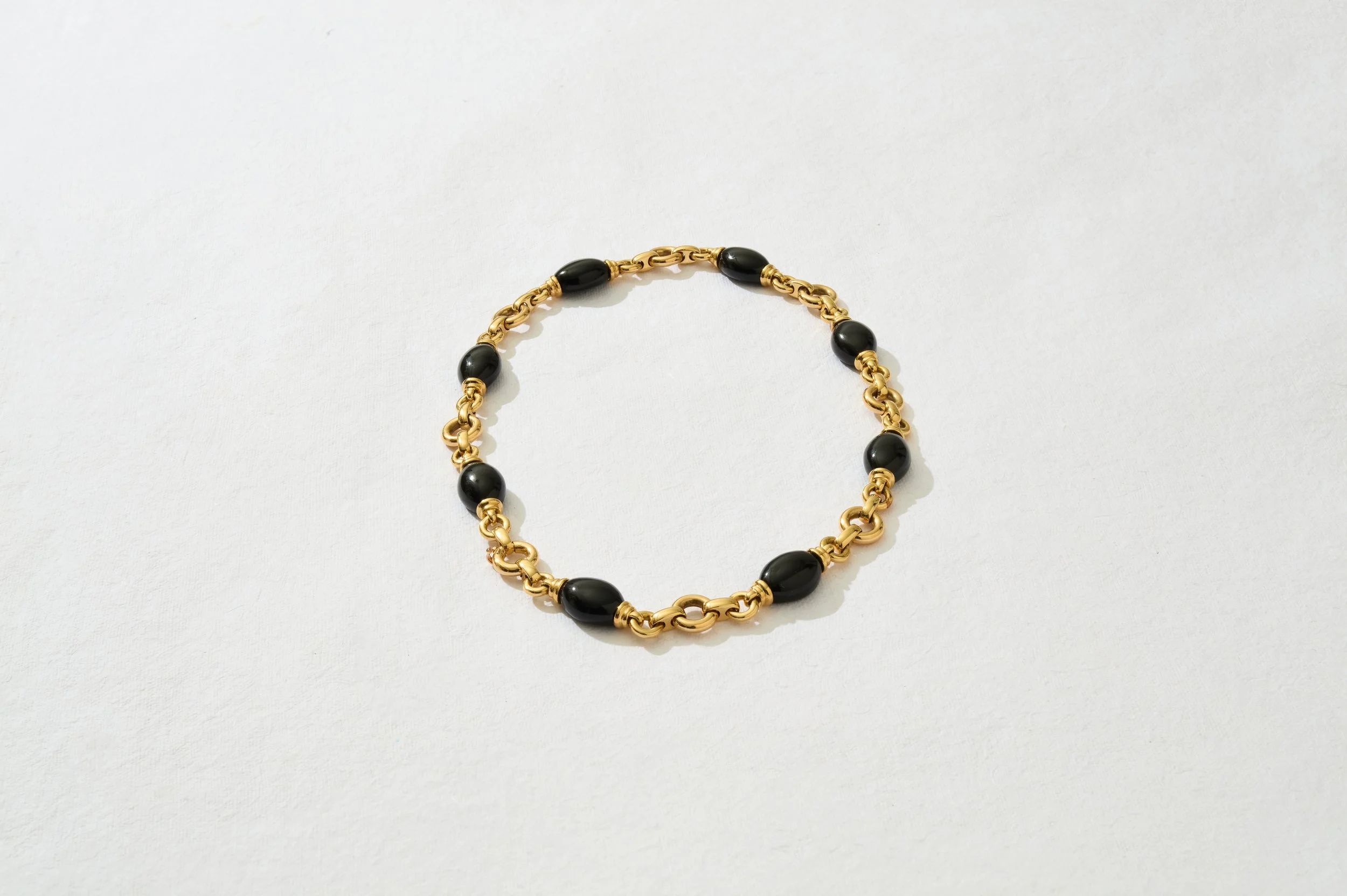 Chanel black onyx and 18K yellow gold necklace with mixed links (1995).