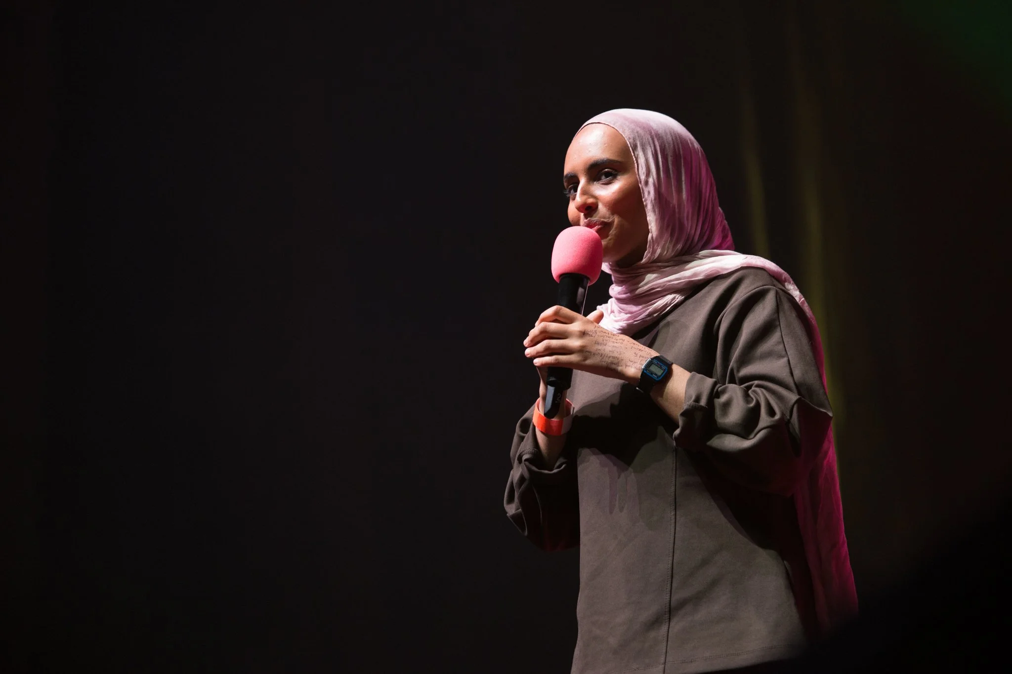 Fatima-mian-comedy-queens-event-onstage-photography.jpg