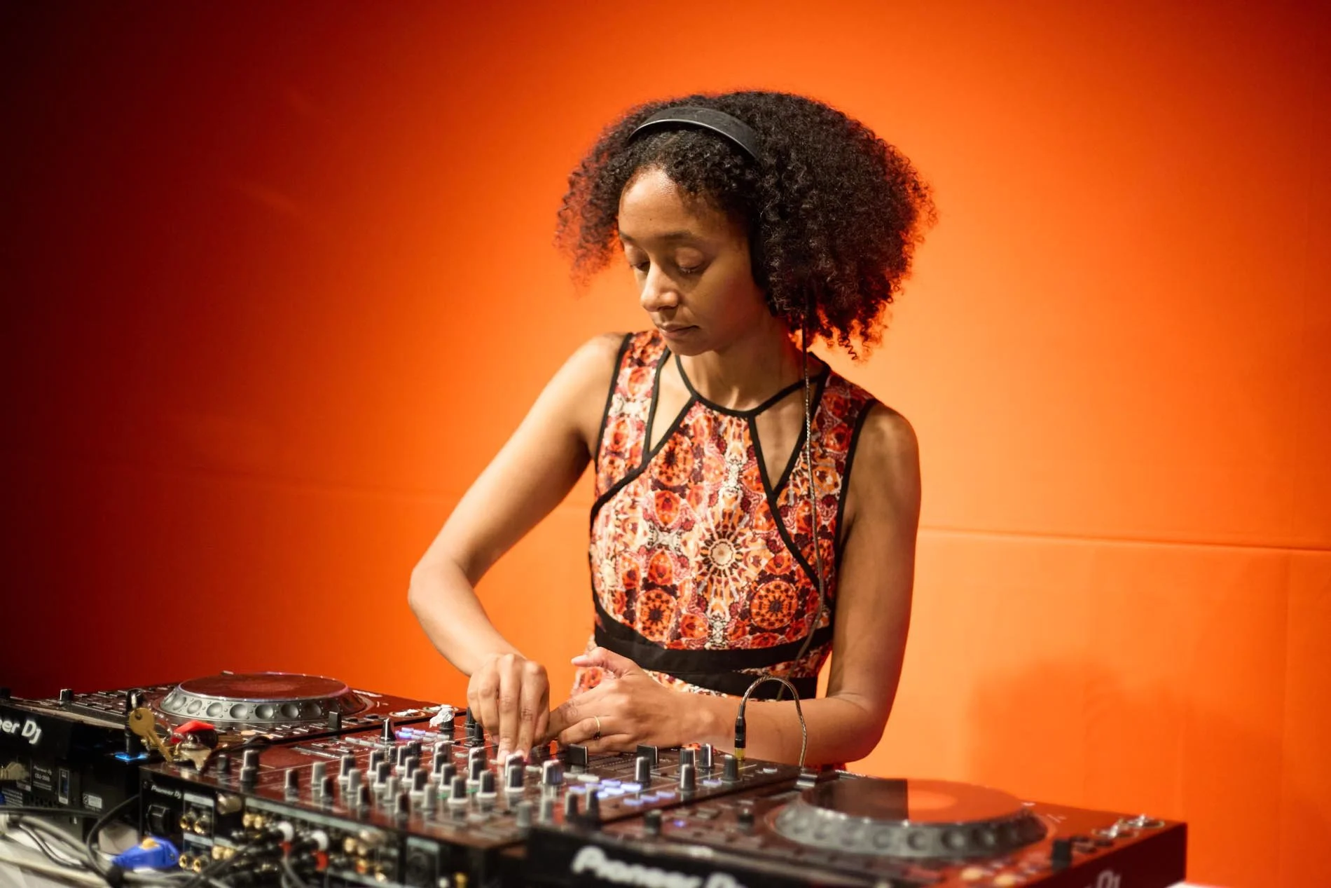 fatima-mian-oxfam-female-photographer-live-music.jpg