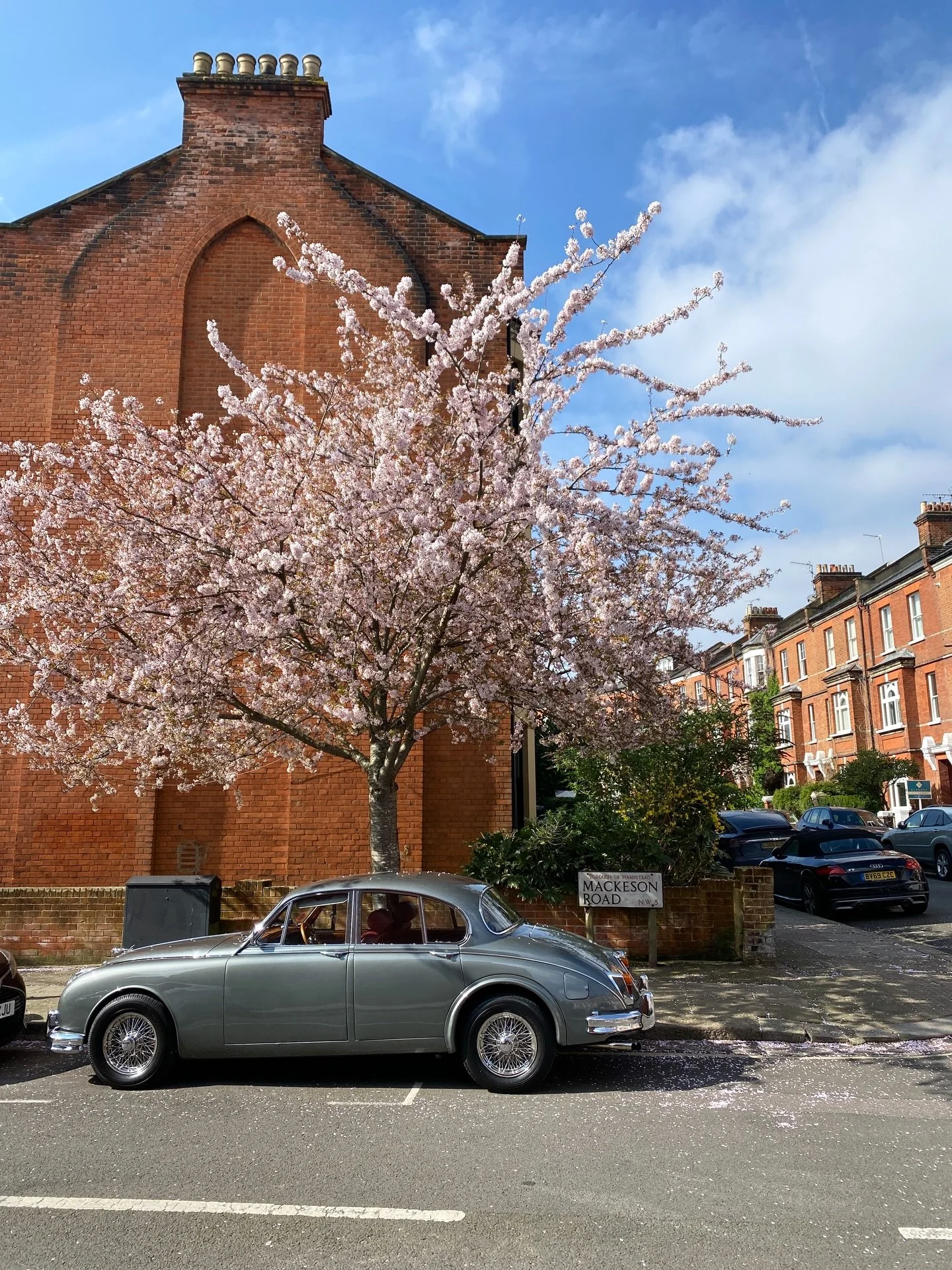 spending the spring equinox in london, blessed with sunshine and nestled among blooms, was the balm my heart yearned for.

deeply nourished by time with my besties (undoubtedly the highlight of my trip: watching bbc series, snacking, and laughing tog
