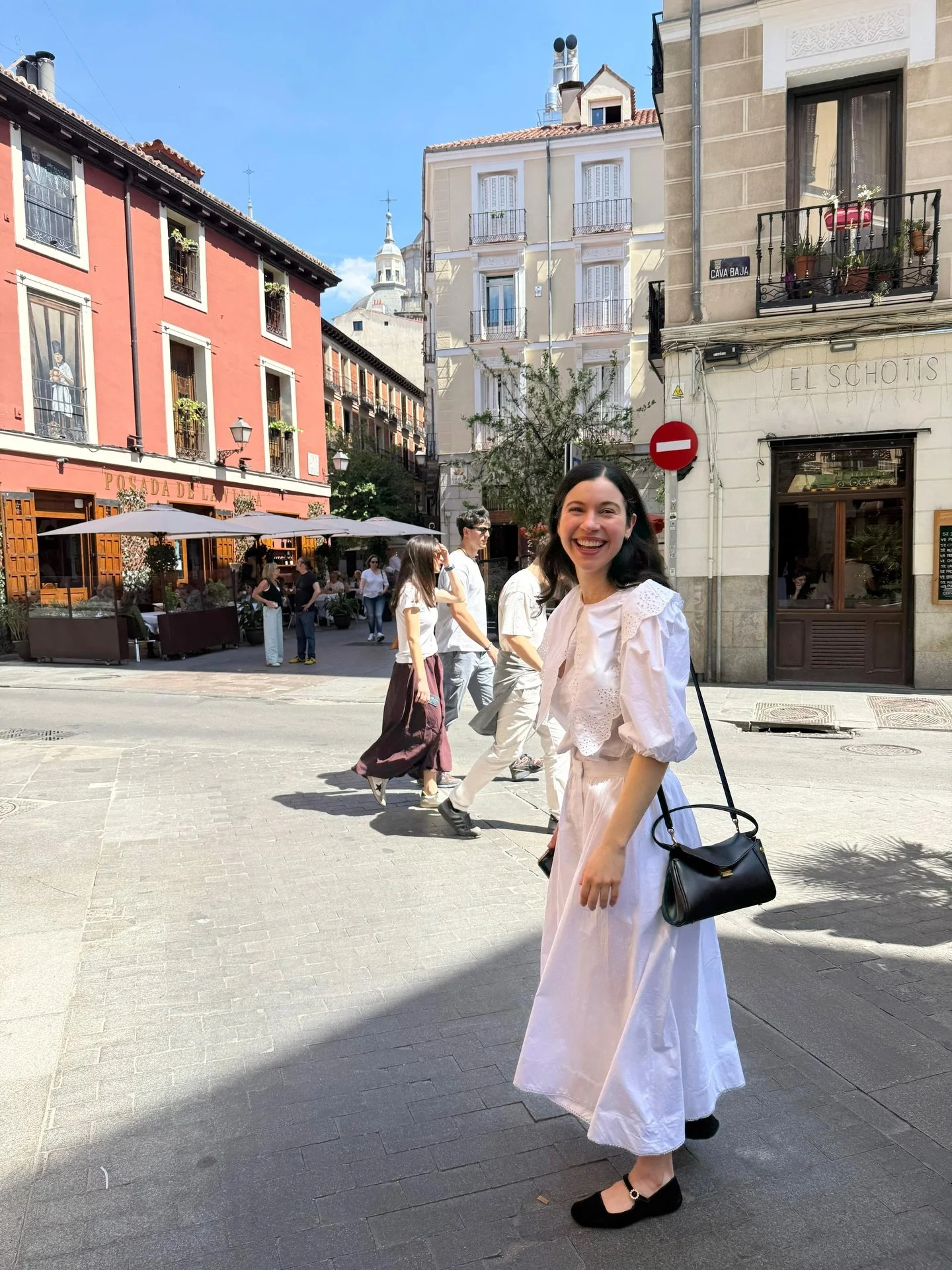 after debating whether to go on an adventure for the weekend, i decided to create the most delicious staycation instead.

i bought flowers, spent time with besties, met gorgeous new friends, ate stunning food from all around the world, visited art ex