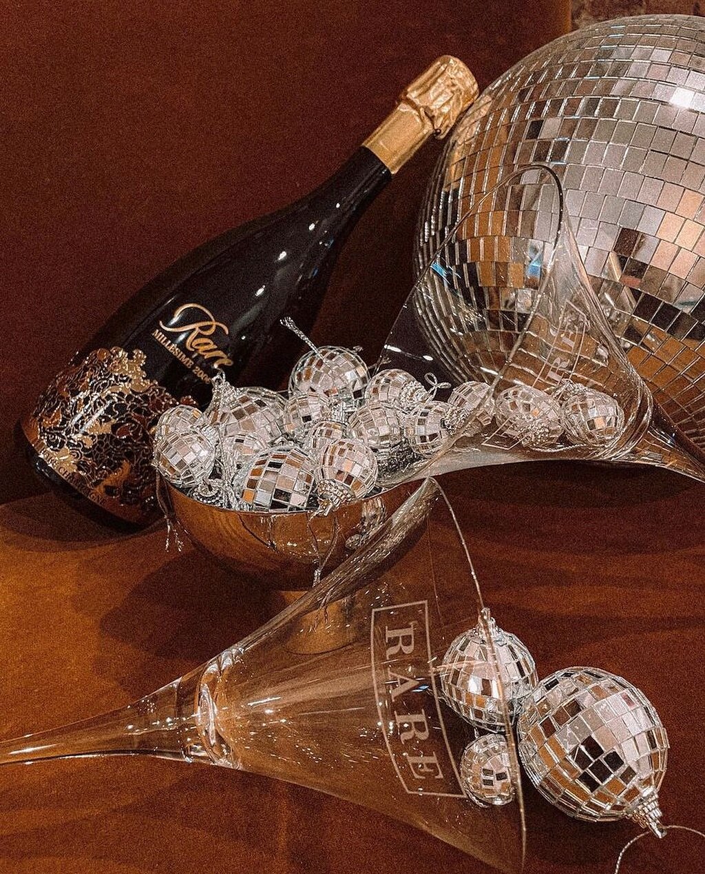 Pretty sure we saw mommy kissing Santa Claus underneath the disco ball&hellip;.. You won&rsquo;t want to miss this year&rsquo;s holiday celebration! 🍾 🪩 

DM us for details, can&rsquo;t wait to see you there! 
&bull;
&bull;
&bull;
&bull;
#findwhats