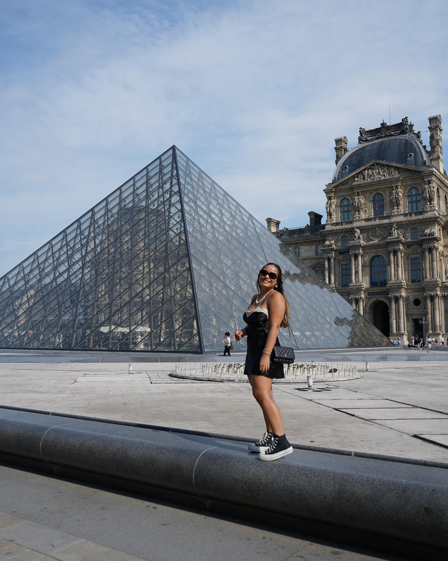 🖤✨🔼🫡 posing through the monuments&hellip; Reporting for duty😂🤭. 
.
.
.
.
.
.
#louvremuseum #louvrepyramid #parisstyle #currentlywearing #outﬁtinspo #vrggirl #lbd