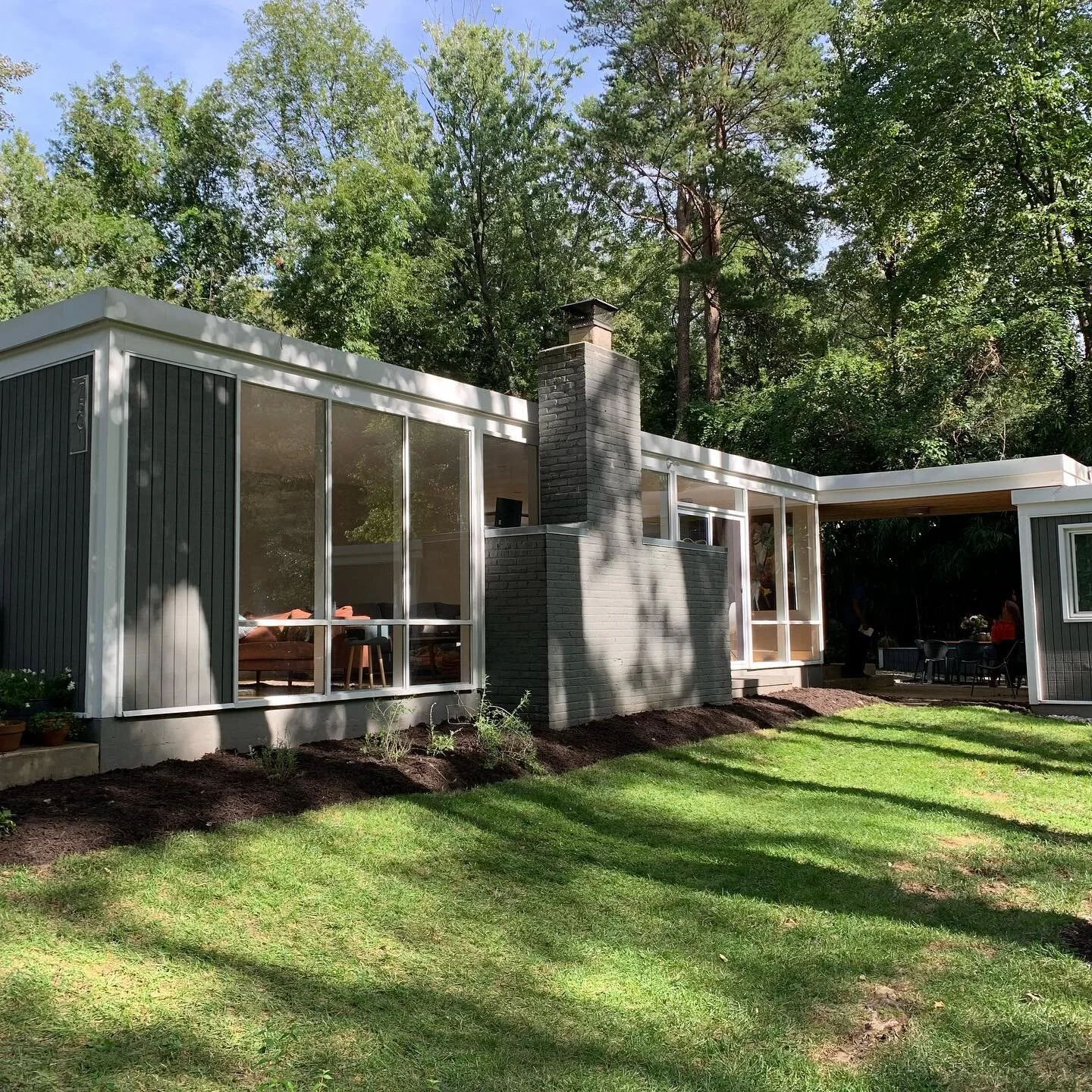 Armacost and Safos houses showcase two different but equally wonderful styles. Just one hour left on the tour&mdash;can&rsquo;t believe this day is almost over!

#hollinhills 
#midcenturymodern

#designer
#interiordesigner 
#designinspiration 
#insta