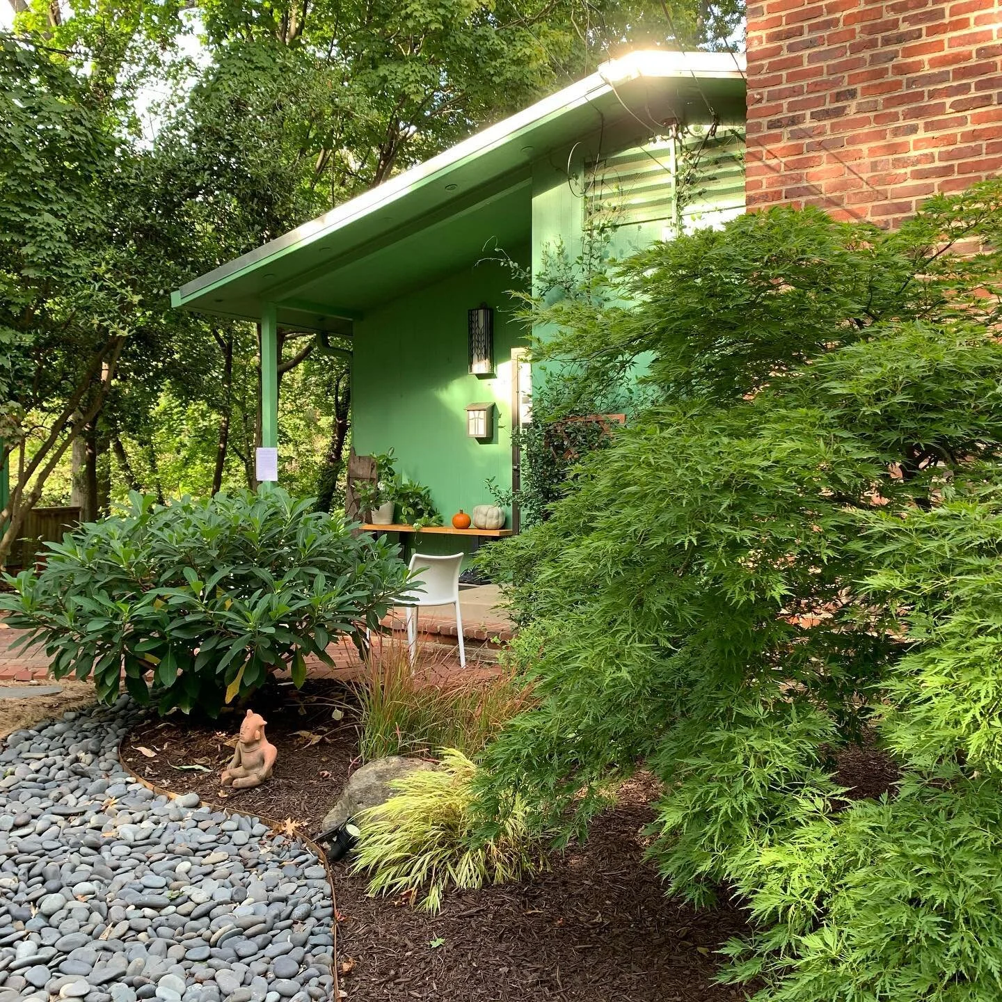 Retro mid-century awesomeness at the Reagan house!

#hollinhills 
#midcenturymodern

#designer
#interiordesigner 
#designinspiration 
#instadecor 

#loveVA
#dmv
#visitdc
#washingtondc
#exposeddc
#mydccool
#dc

#travel
#instamood

#architecture
#archi